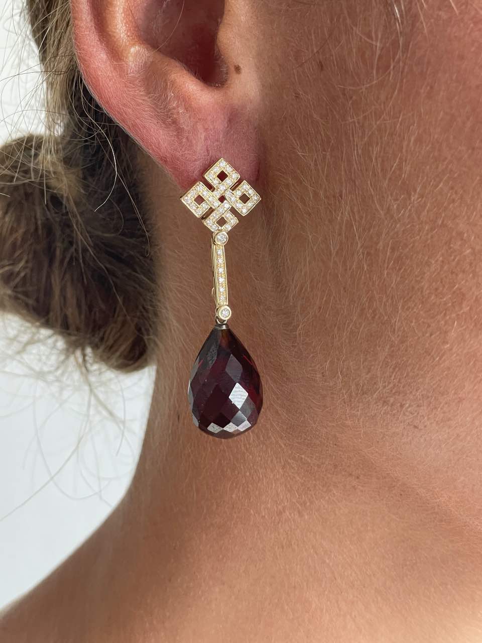 MAGNO detachable earrings in 18k yellow gold and diamonds