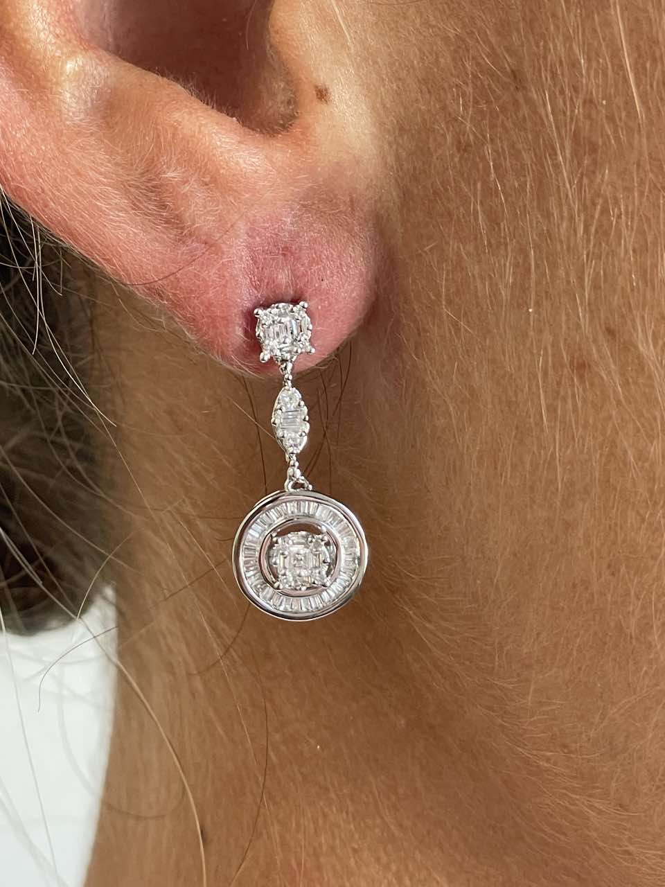 Long COLOSSAL earrings with diamonds in white or yellow gold