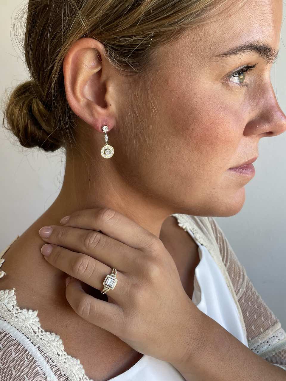 Long COLOSSAL earrings with diamonds in white or yellow gold