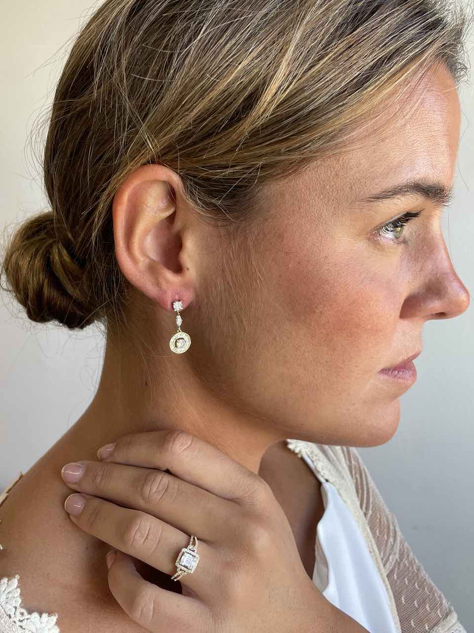 Long COLOSSAL earrings with diamonds in white or yellow gold