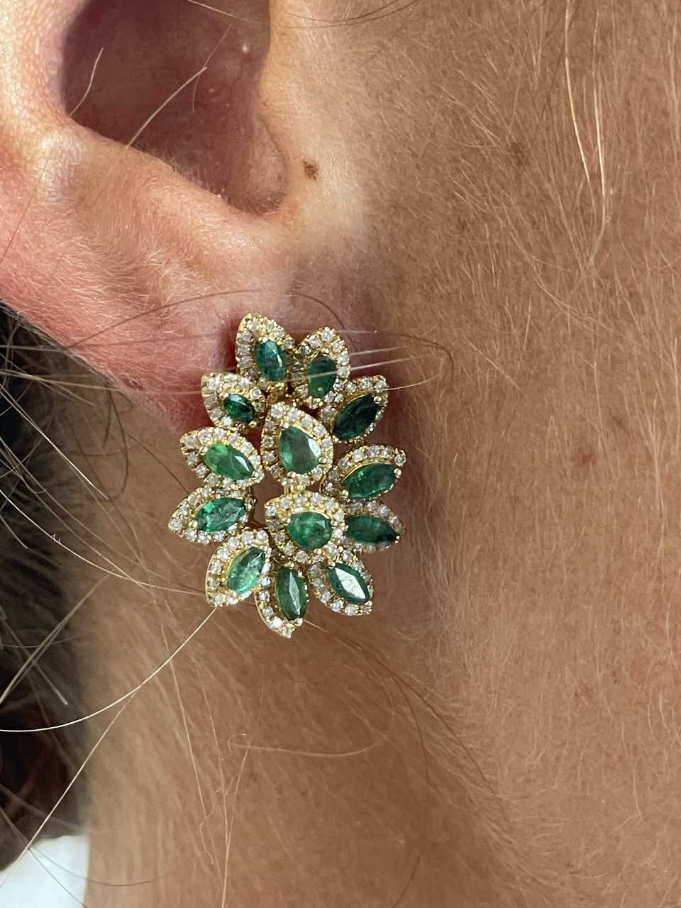 EMERITO pendant with emeralds and diamonds set in 18k yellow gold