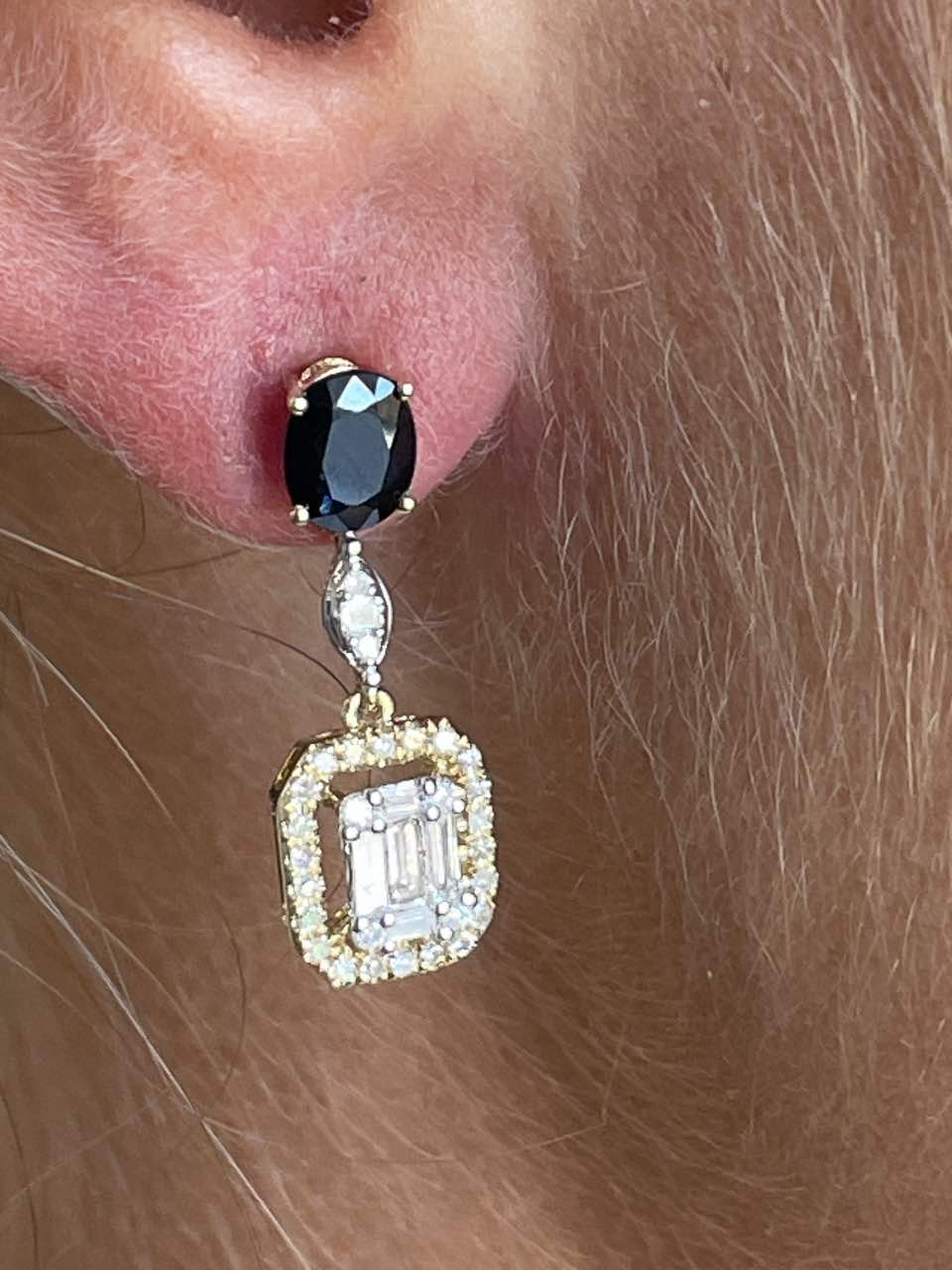 Chosen earring with sapphire and diamonds in 18k yellow gold