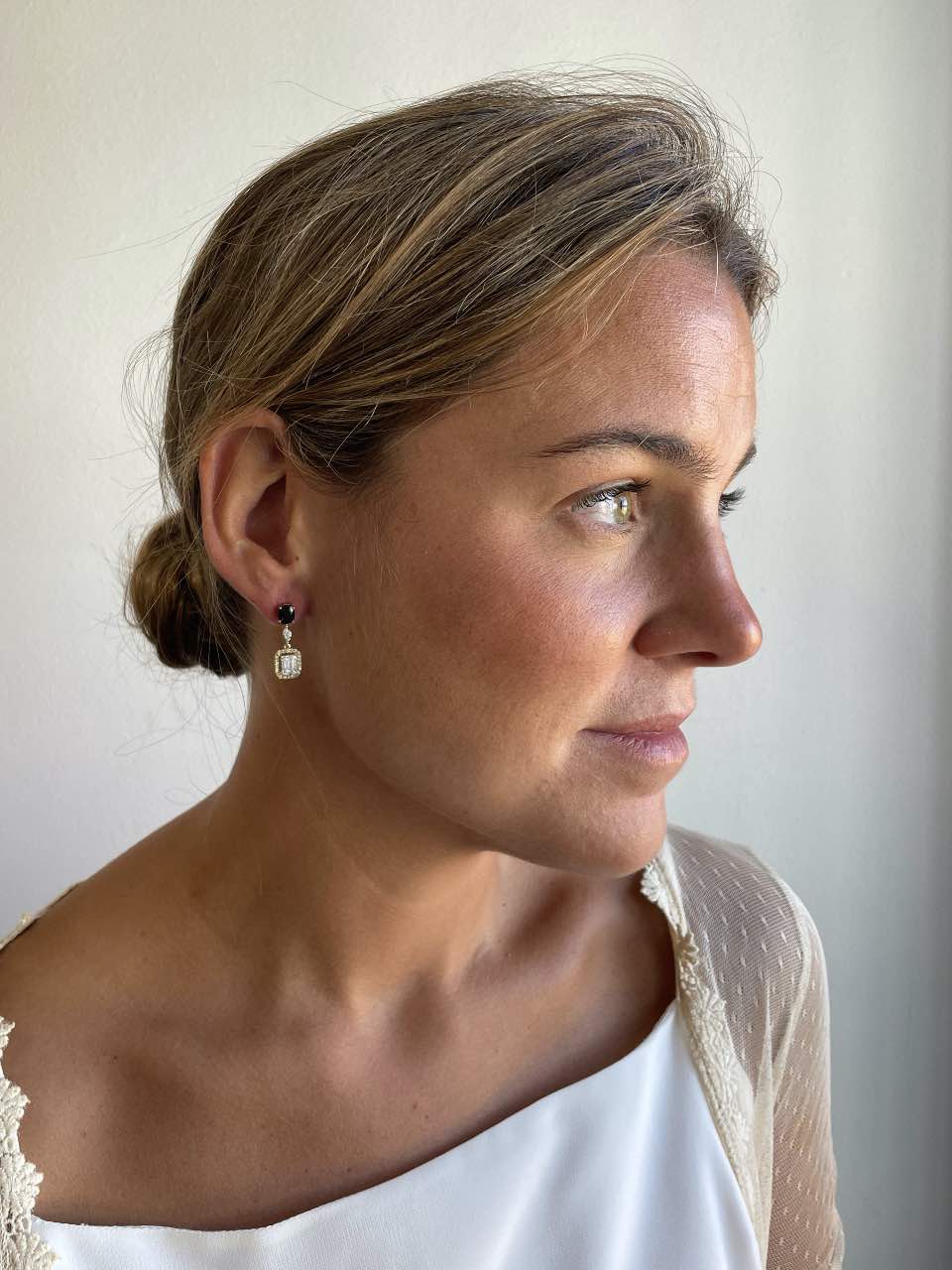 Chosen earring with sapphire and diamonds in 18k yellow gold