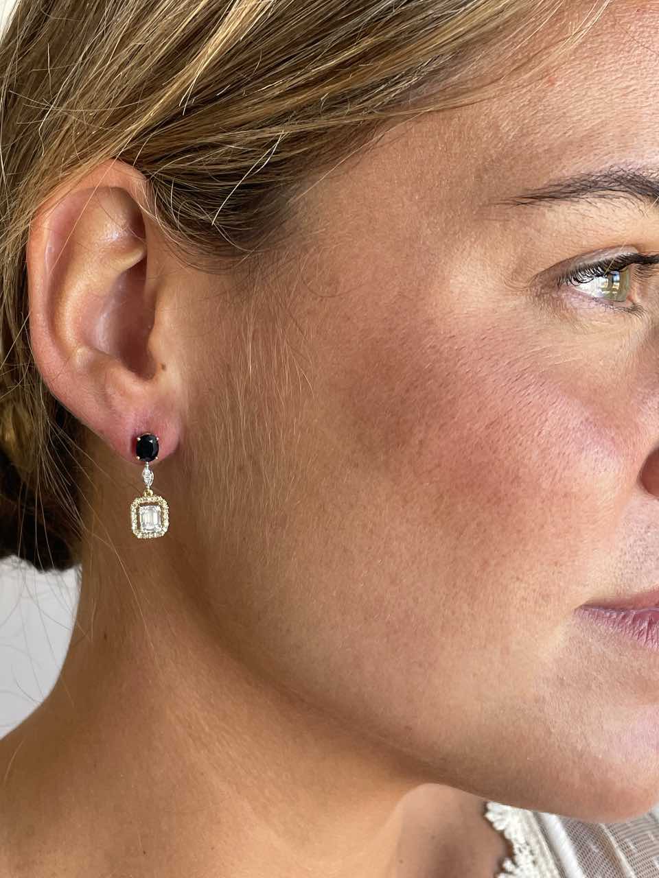 Chosen earring with sapphire and diamonds in 18k yellow gold