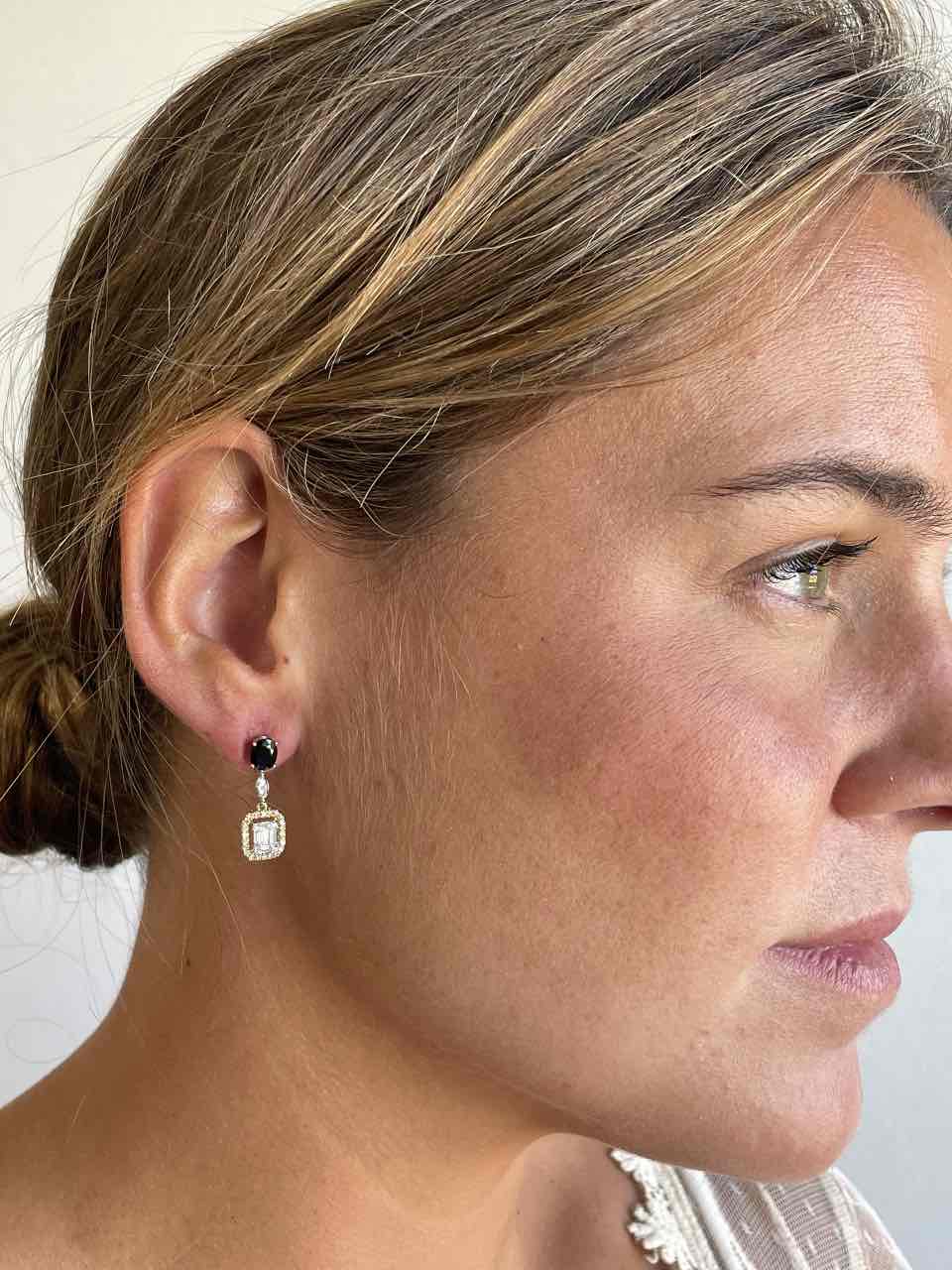 Chosen earring with sapphire and diamonds in 18k yellow gold
