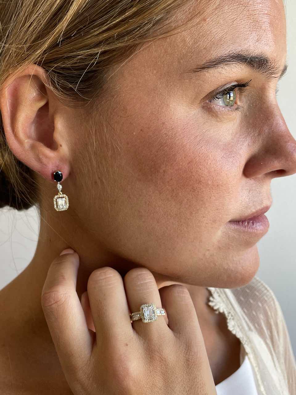 Chosen earring with sapphire and diamonds in 18k yellow gold