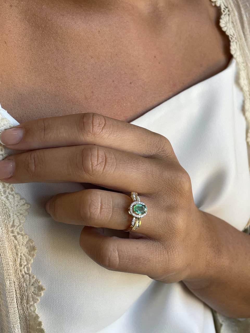 Anillo ERMITAÑO en oro amarillo 18 ktes con esmeralda y brillantes