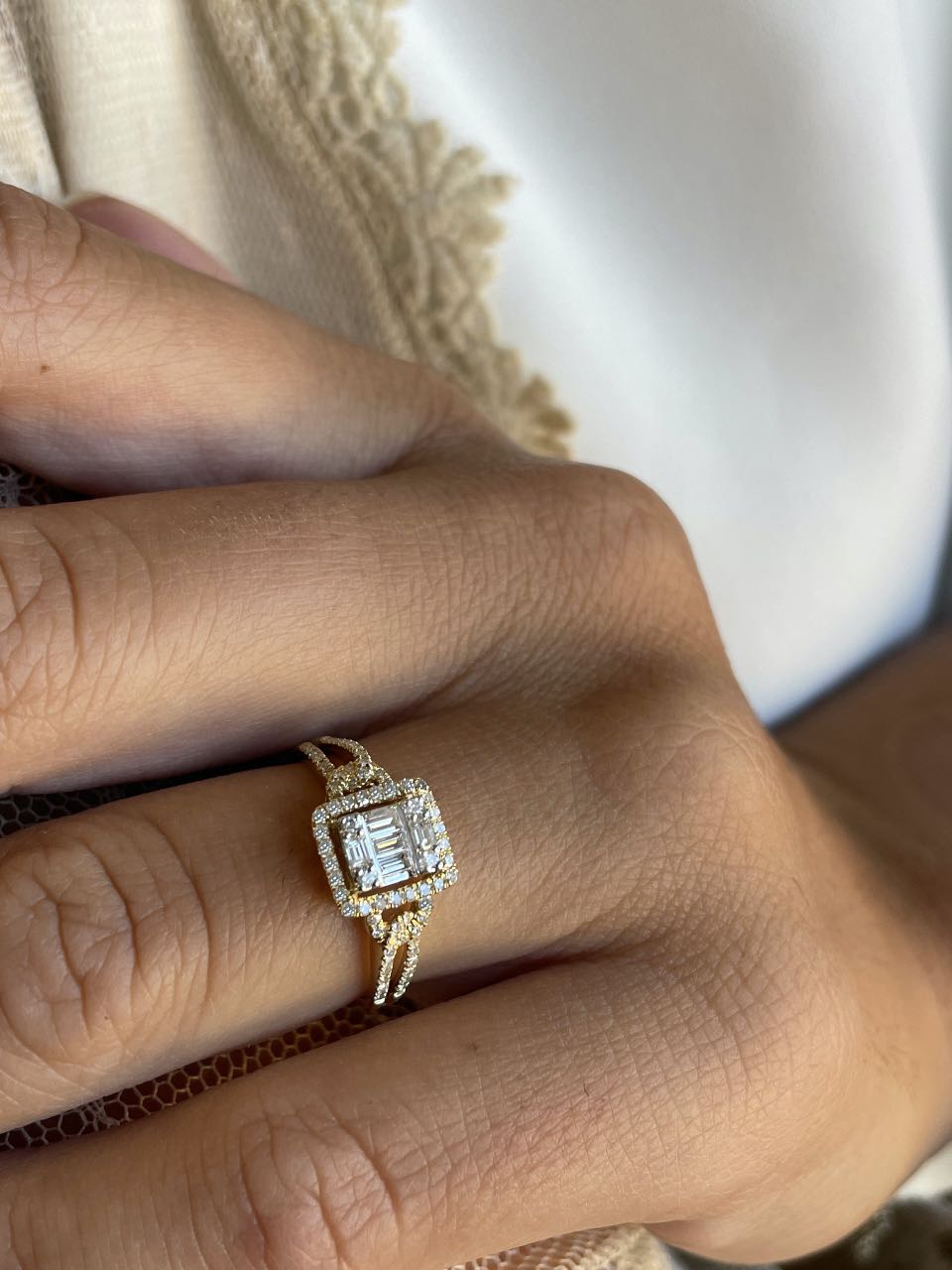 Unique ring with diamonds in 18-karat yellow gold