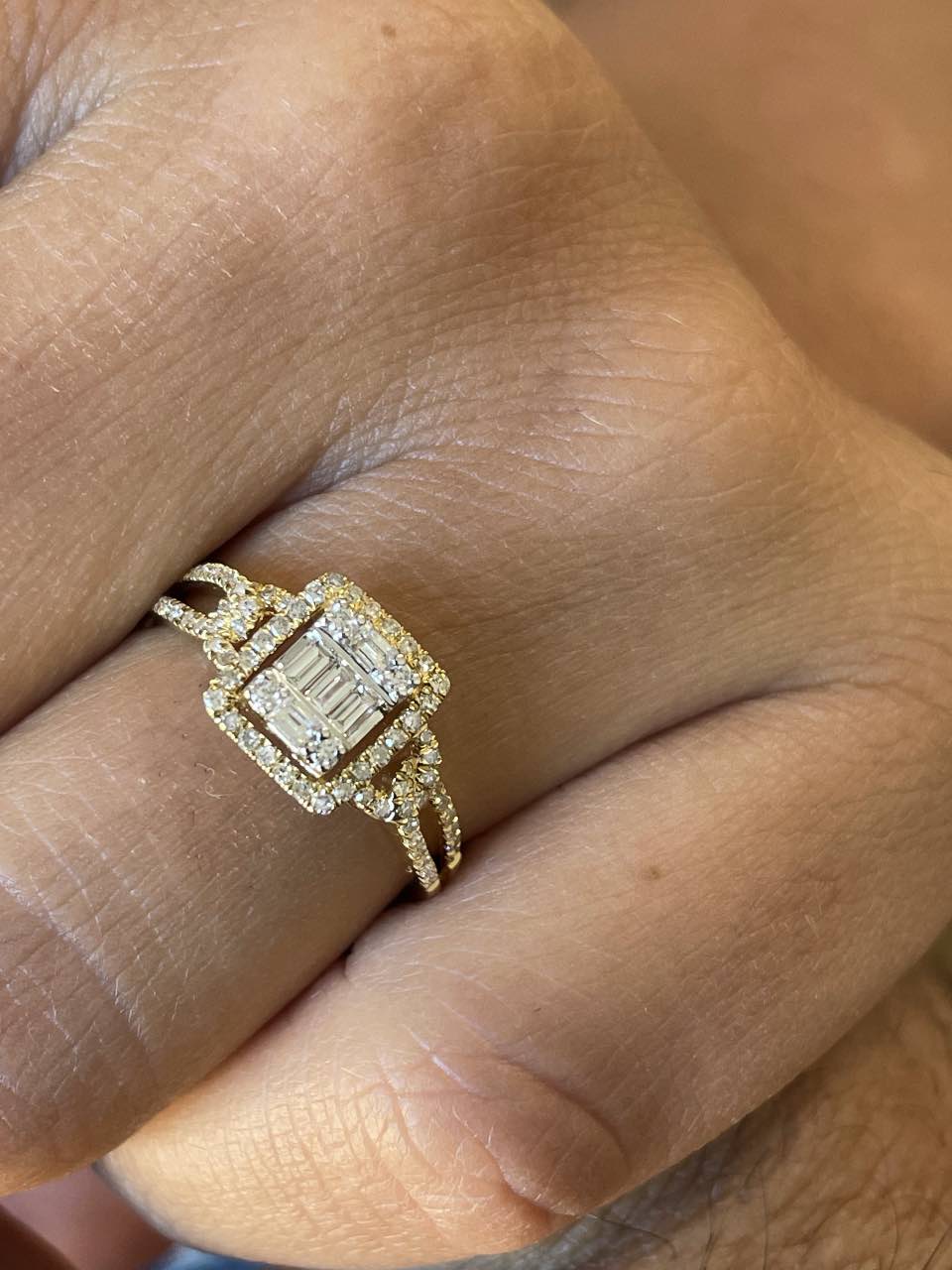 Unique ring with diamonds in 18-karat yellow gold