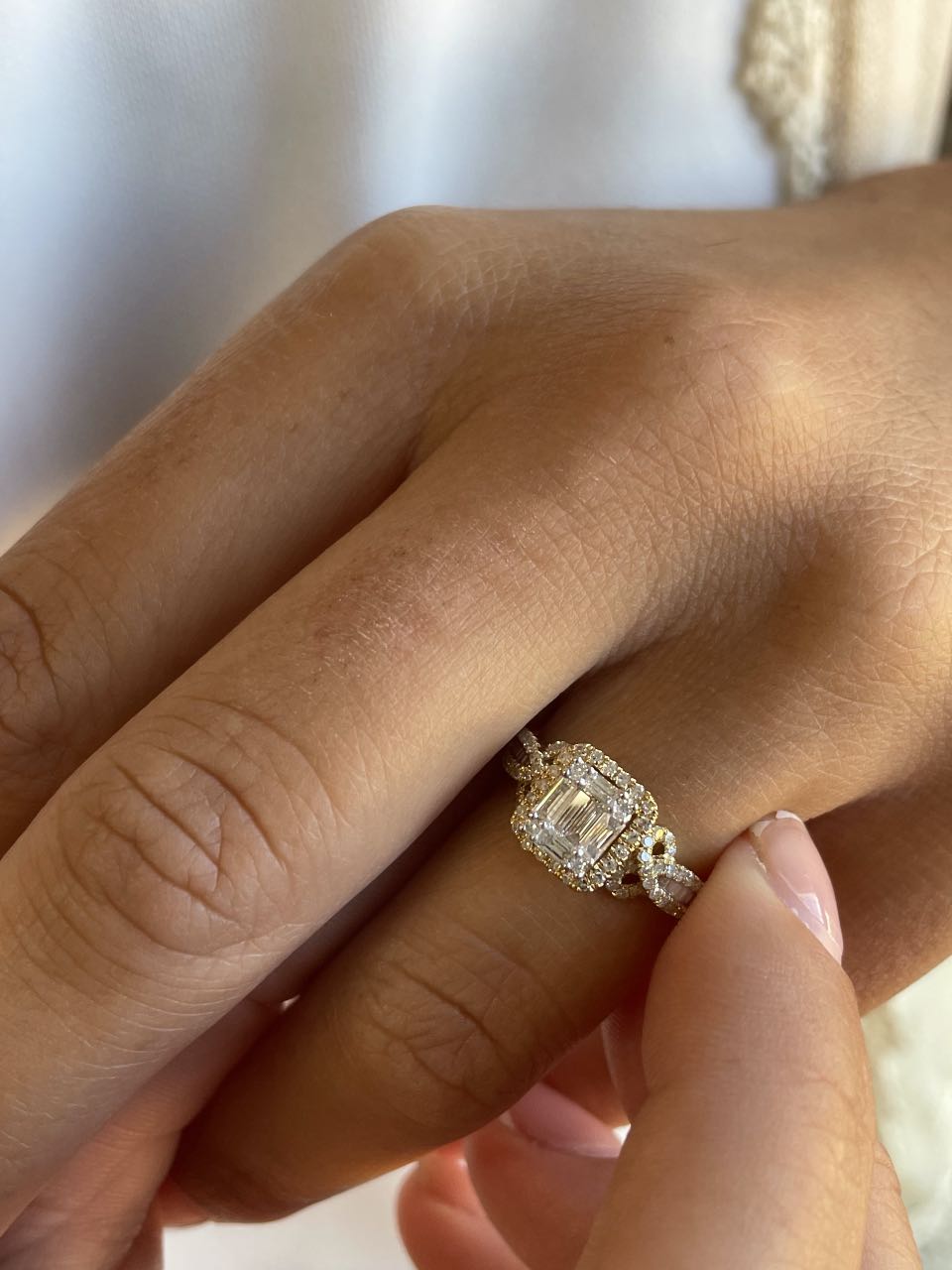 Cheeky ring with diamond center in 18k yellow gold.