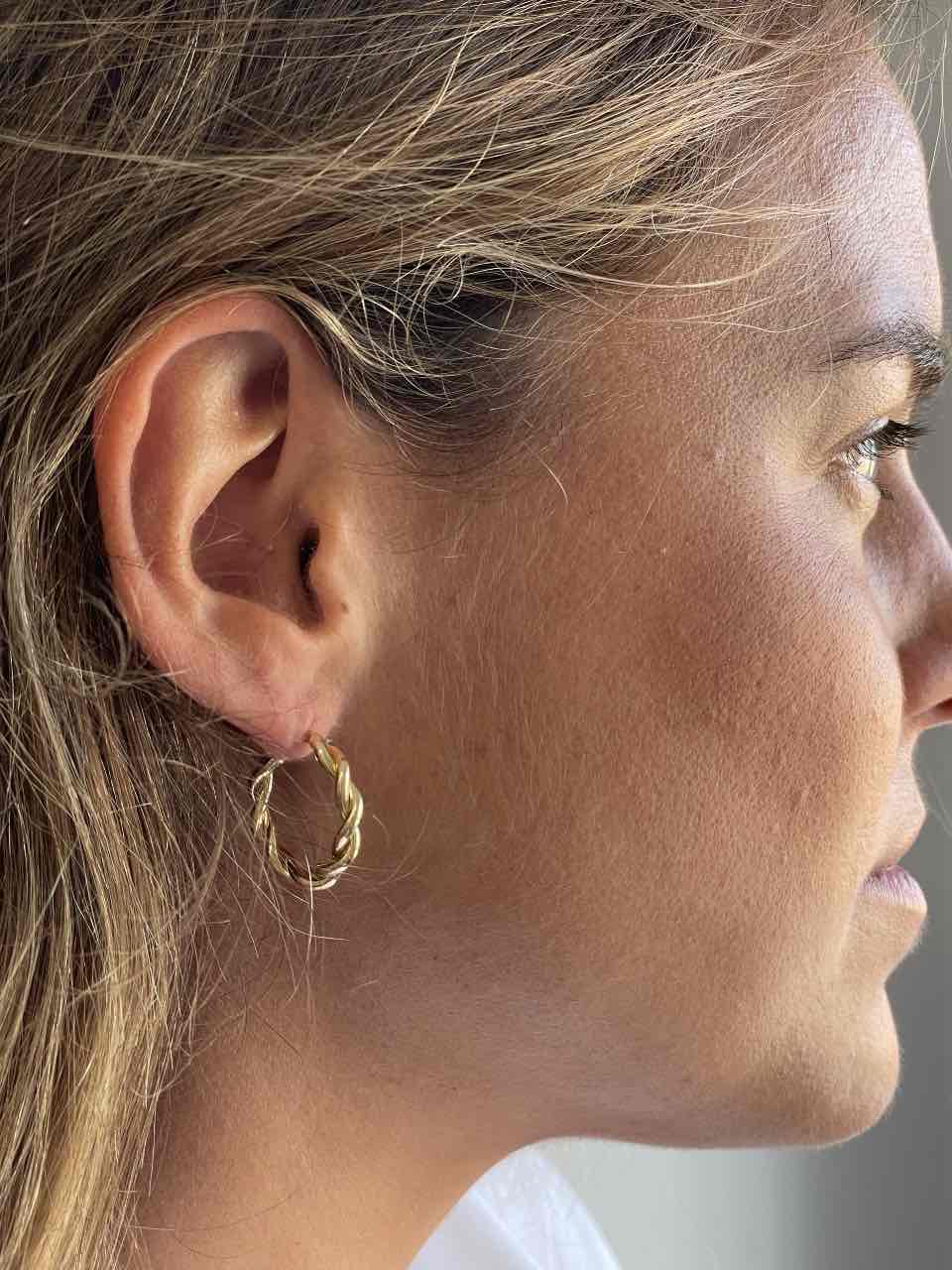 Basket pendant, twisted hoops or rings in 18-karat yellow gold