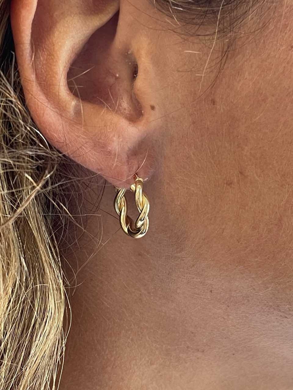 Basket pendant, twisted hoops or rings in 18-karat yellow gold