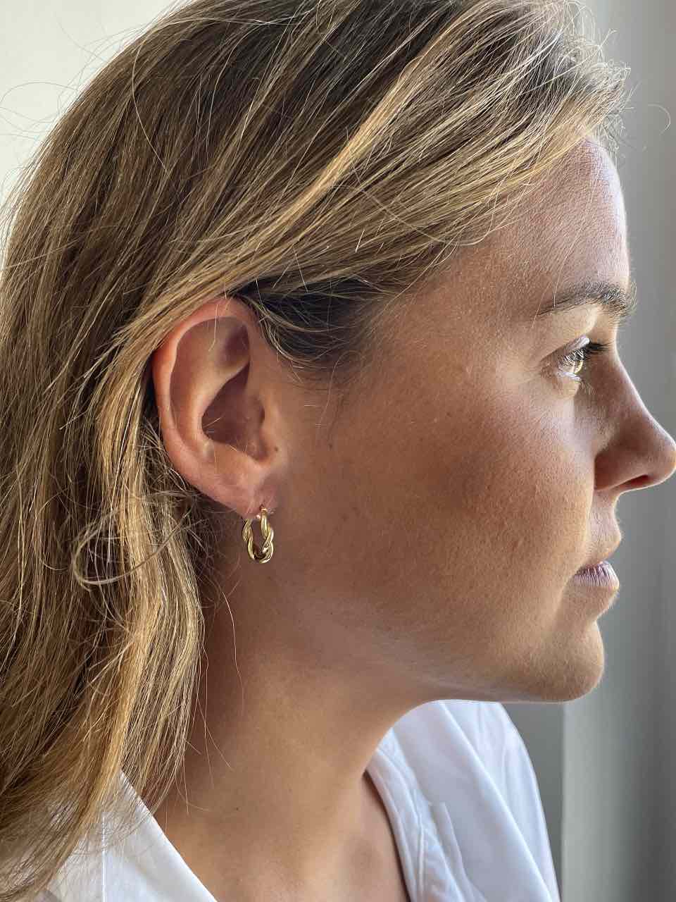 Basket pendant, twisted hoops or rings in 18-karat yellow gold