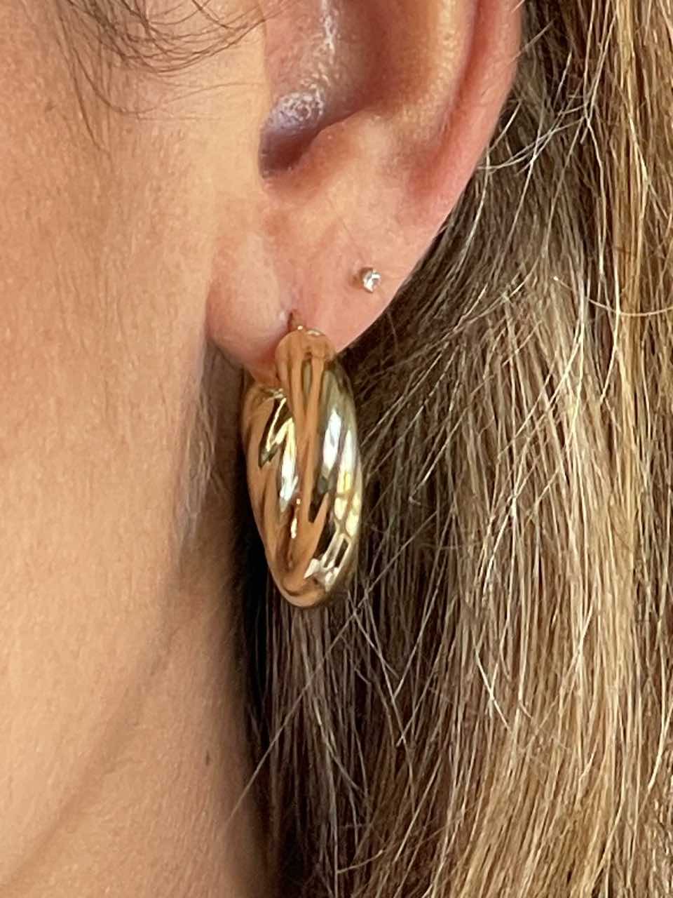 Pendiente VIVO argolla o aros con gallones en oro amarillo de 18 ktes