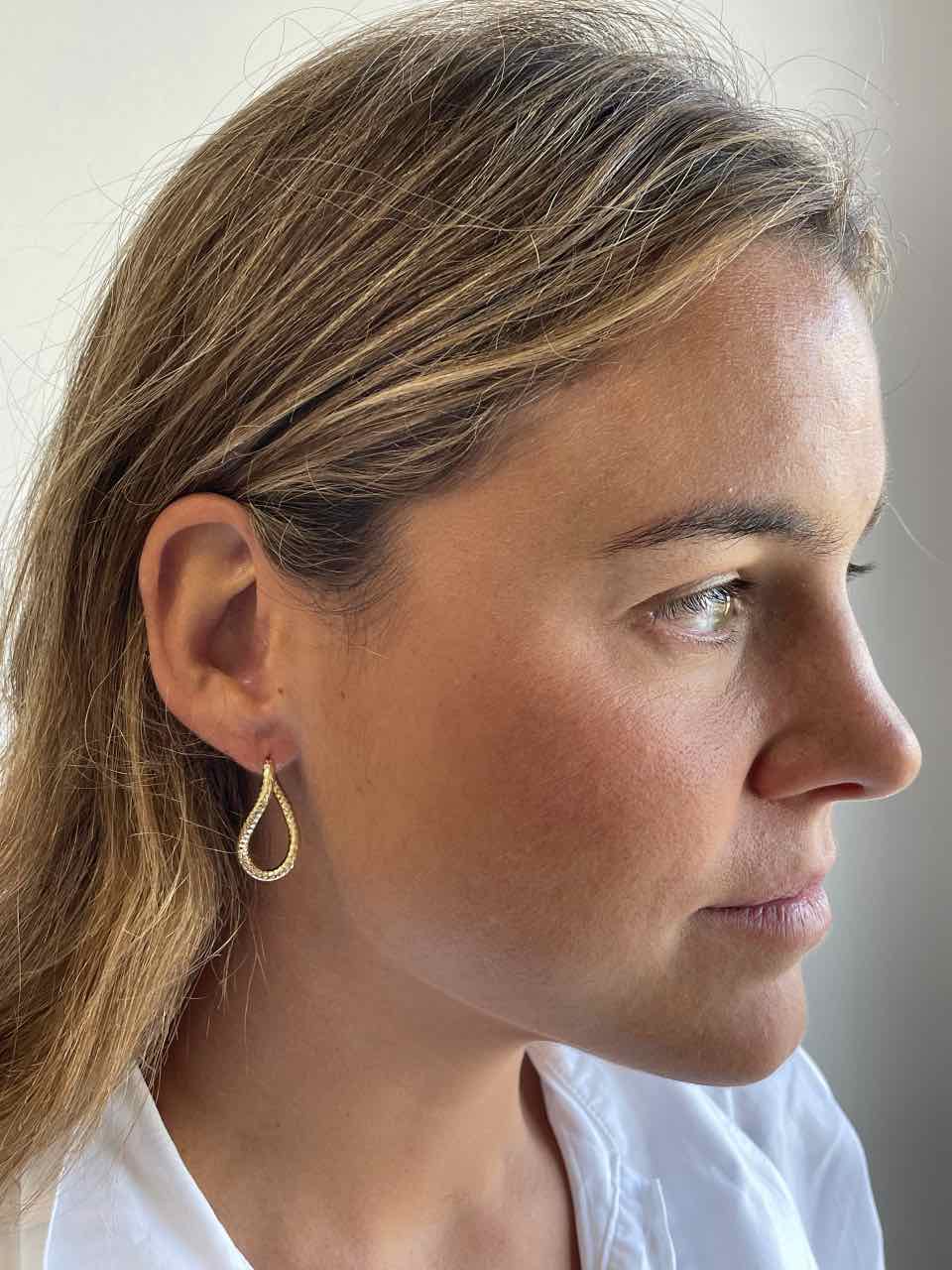 SNAIL pendant, twisted hoop in 18k yellow gold