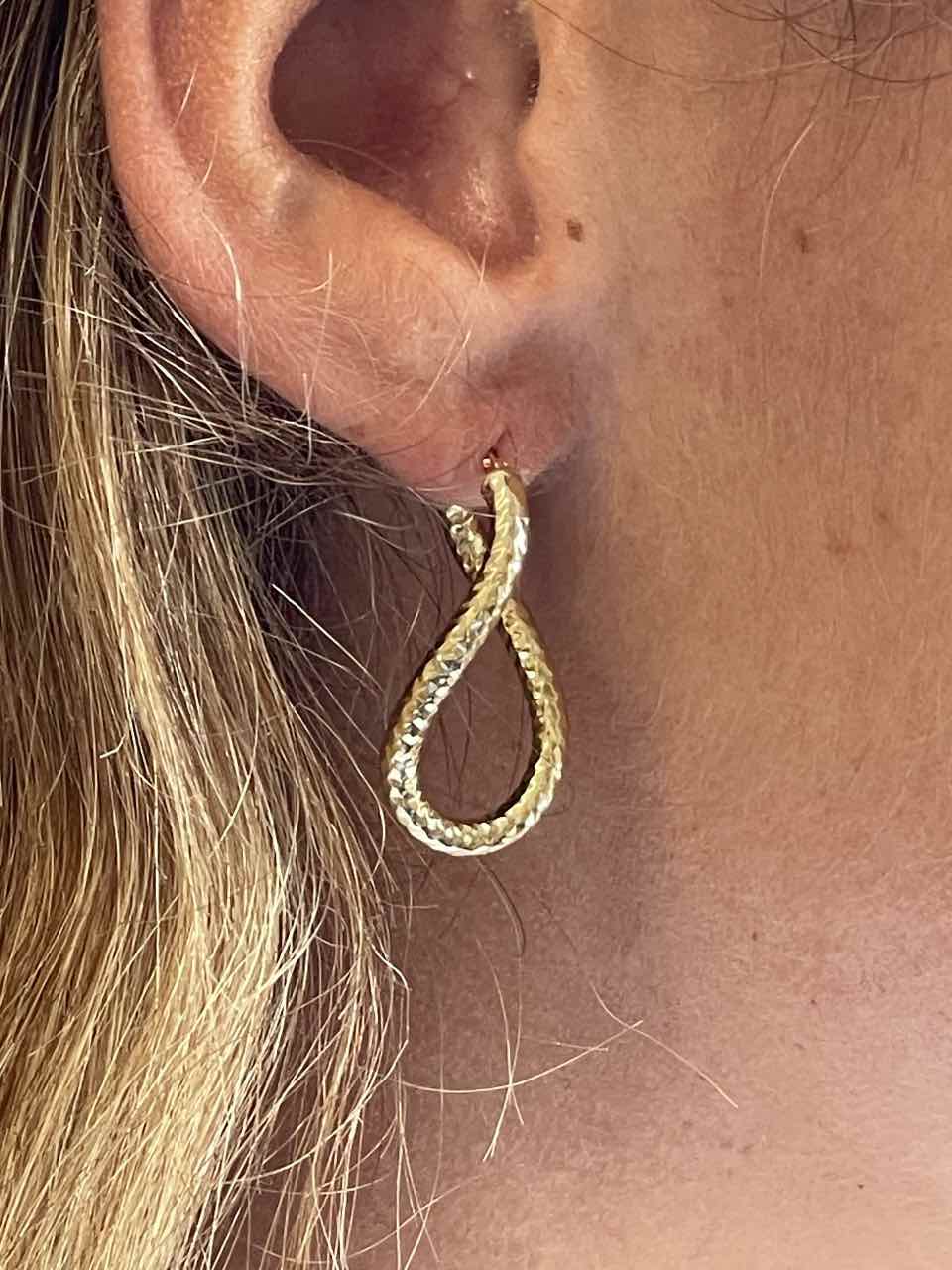 SNAIL pendant, twisted hoop in 18k yellow gold