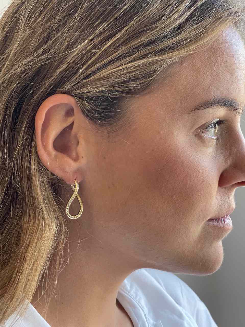 SNAIL pendant, twisted hoop in 18k yellow gold