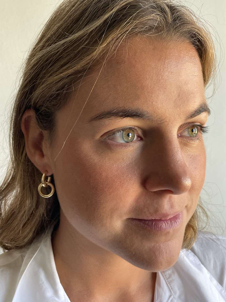 Jester pendant, hoop earrings in 18k yellow gold