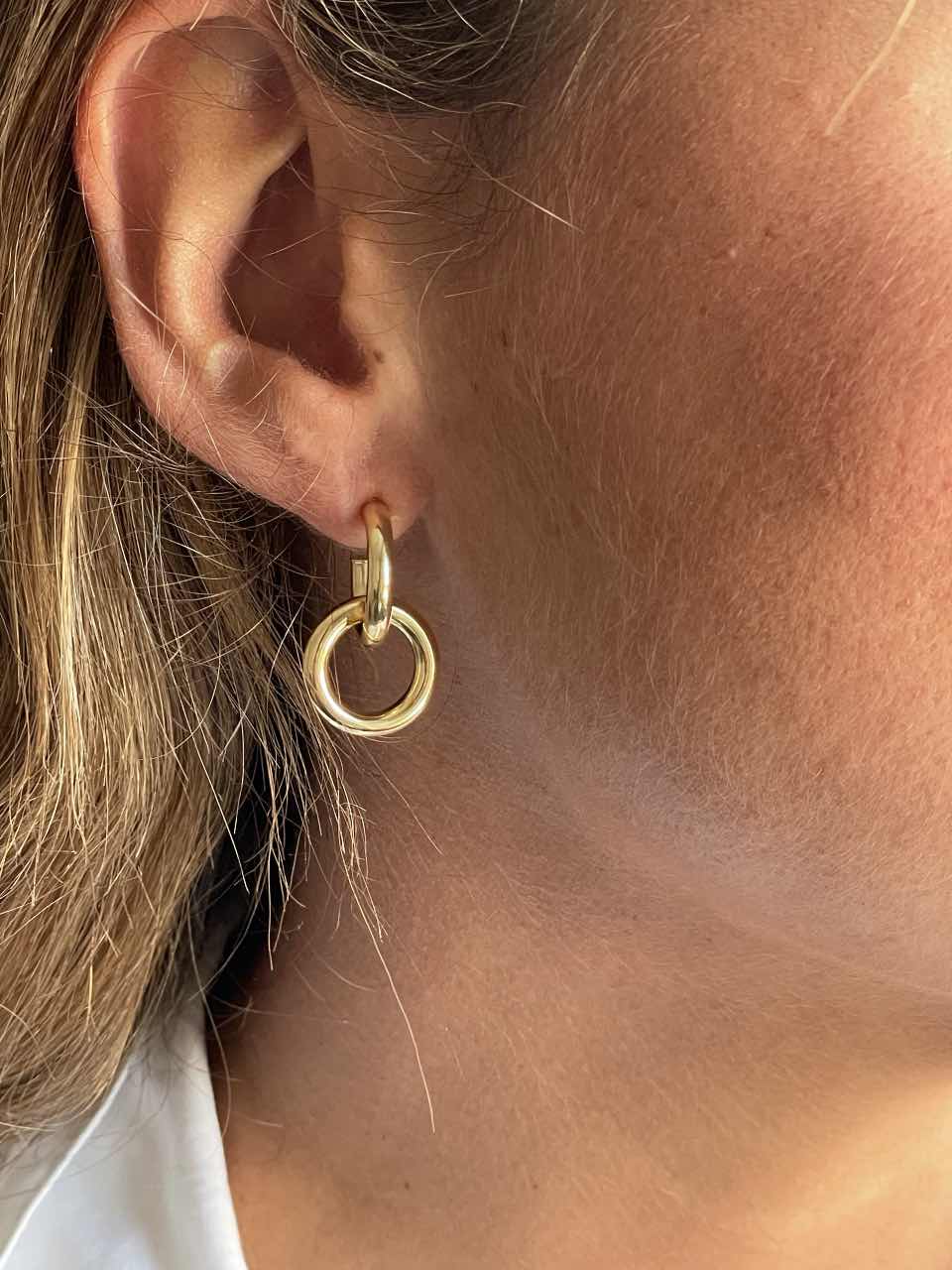 Jester pendant, hoop earrings in 18k yellow gold