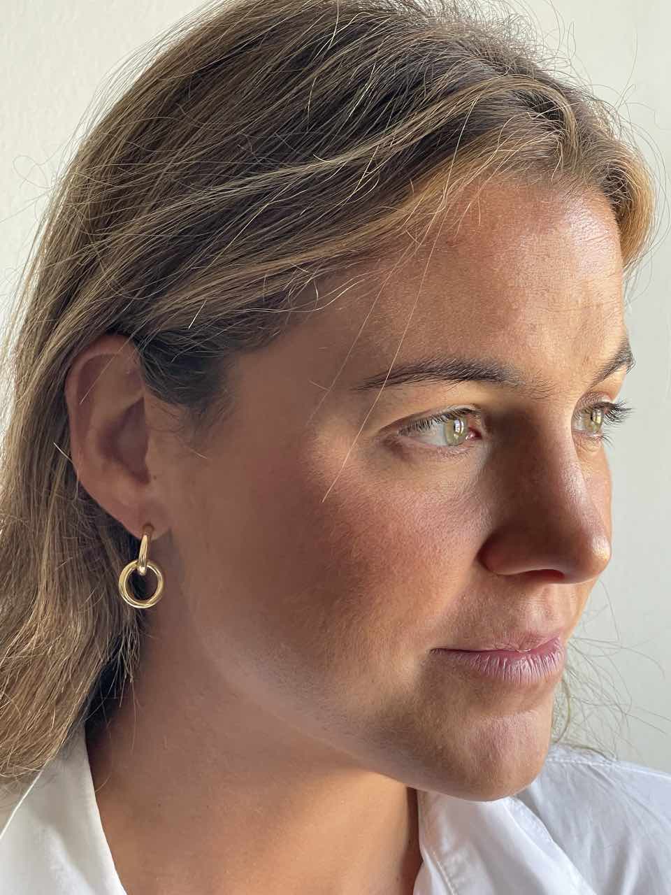 Jester pendant, hoop earrings in 18k yellow gold