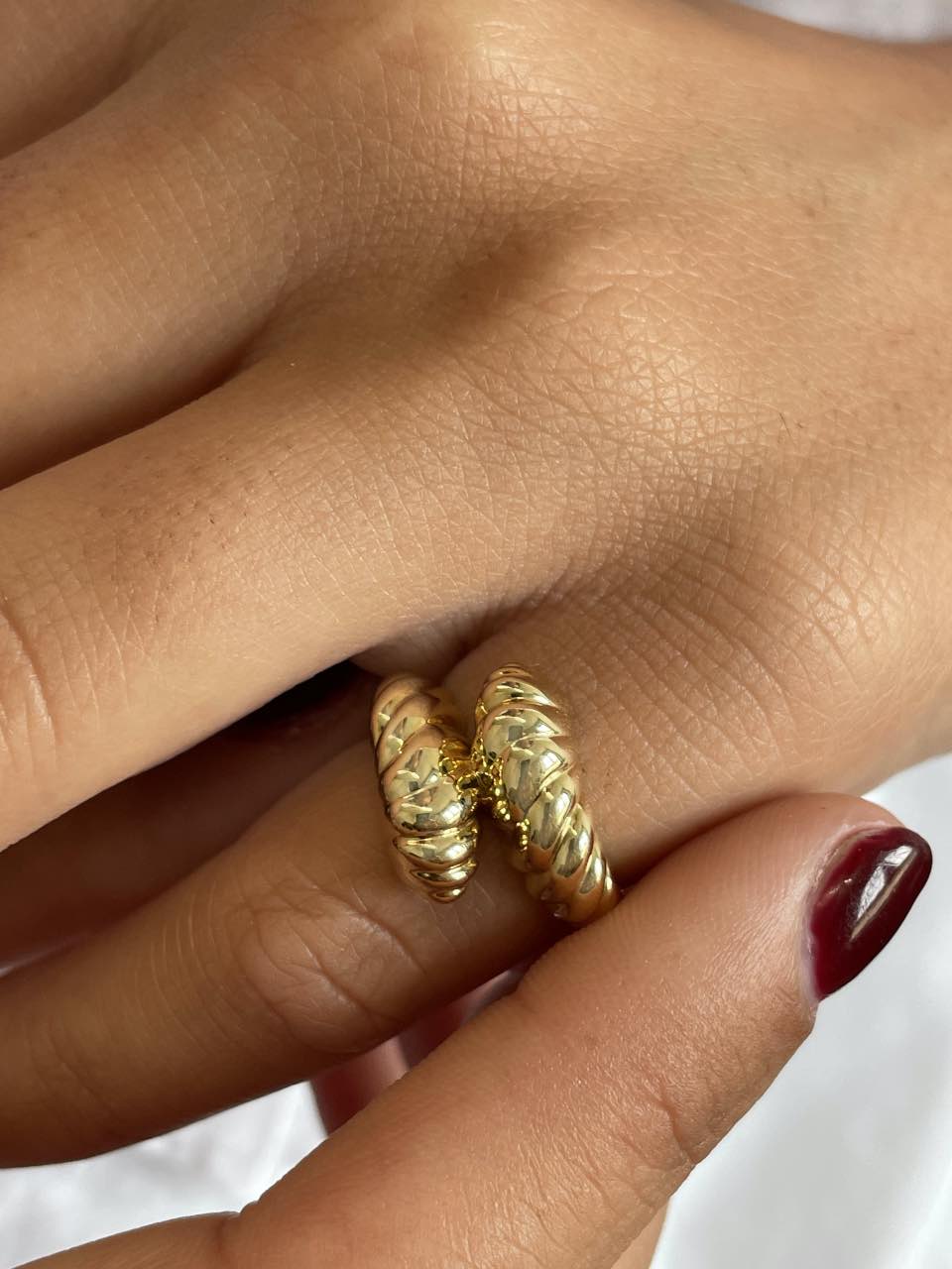 Anillo LUZ modelo tu y yo en oro amarillo de 18 ktes con gallones