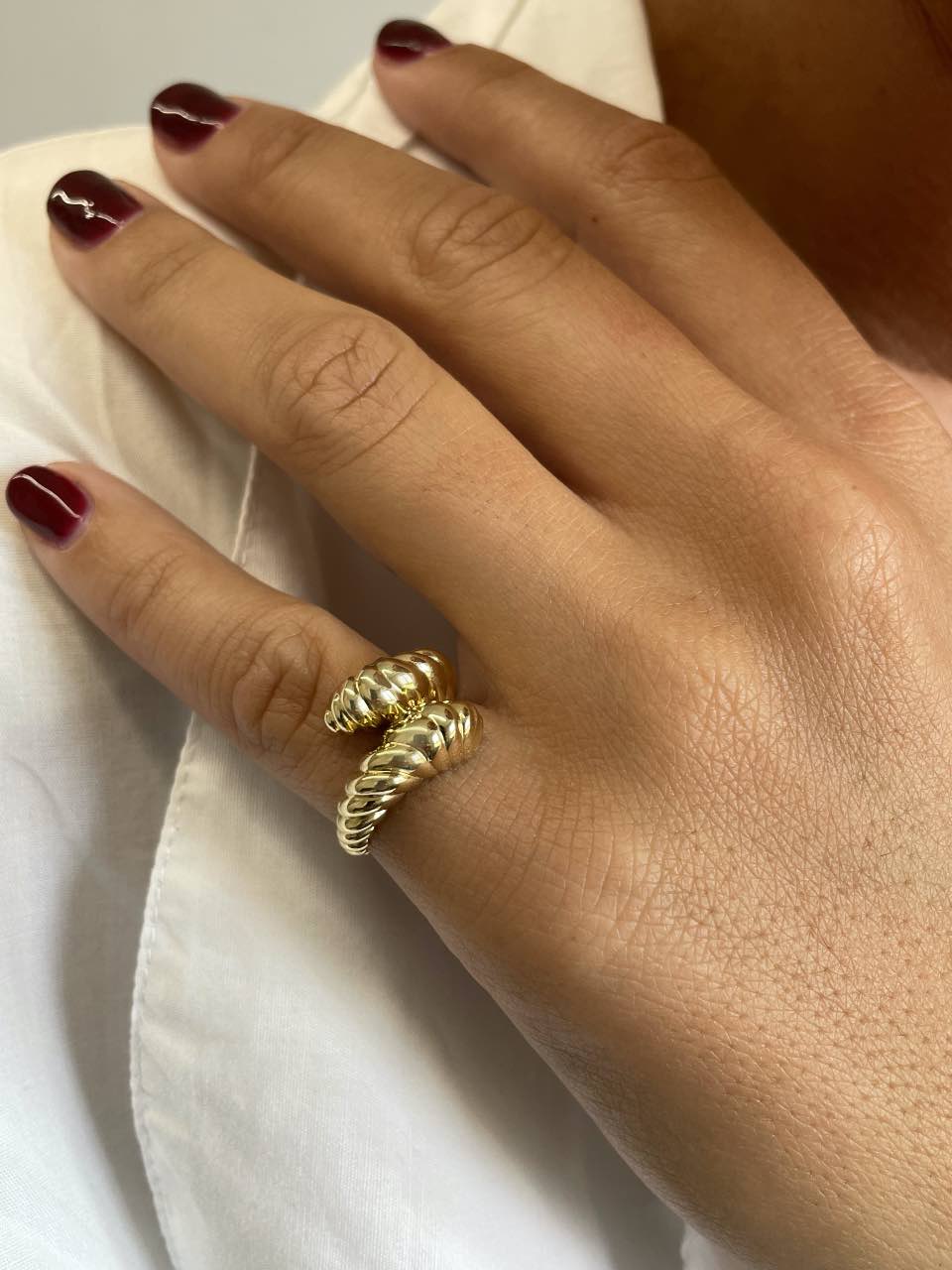 LUZ ring, "You and Me" model, in 18k yellow gold with gadroons