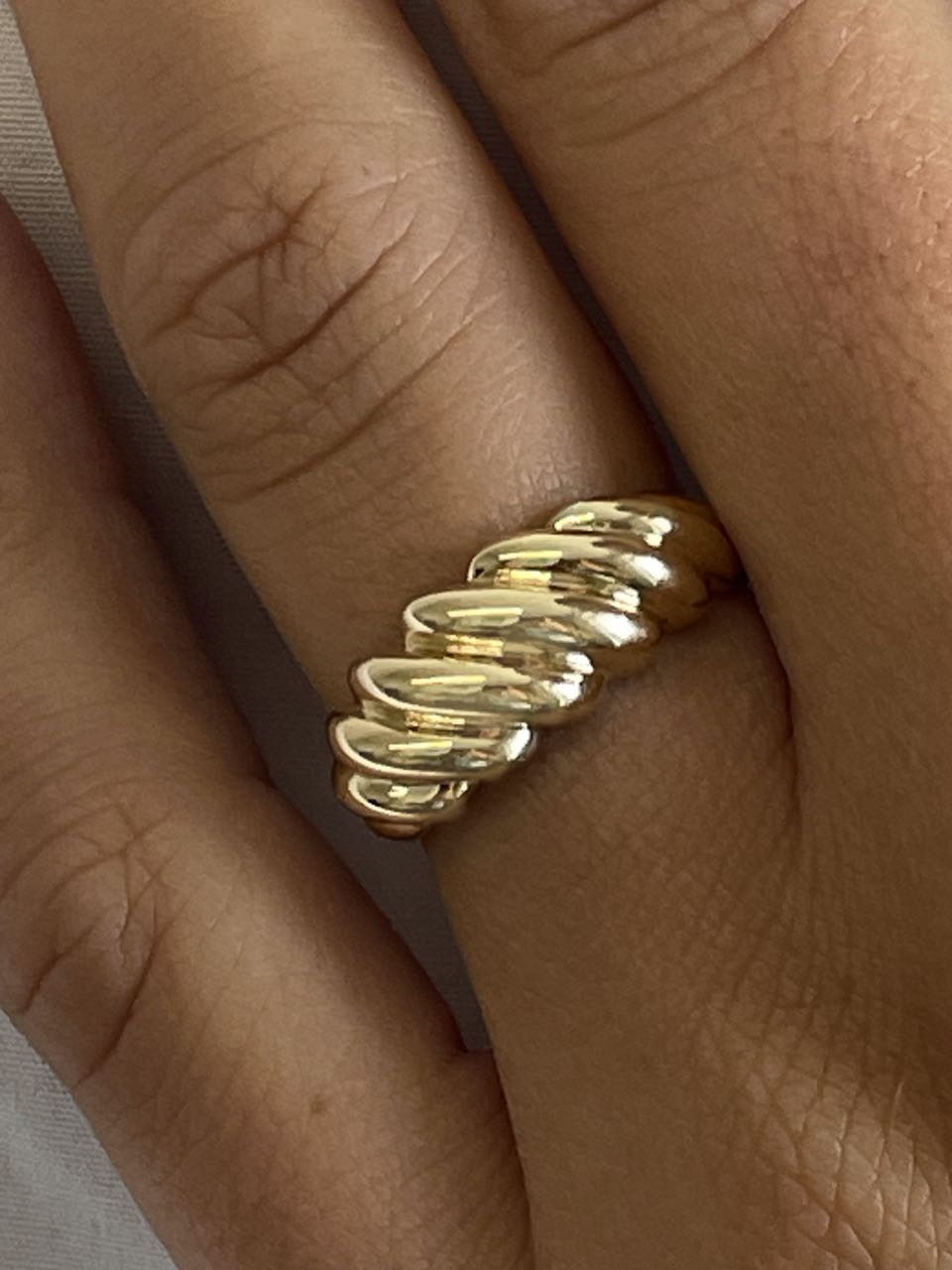 Anillo BEGONIA con gallones gruesos en oro amarillo de 18 ktes