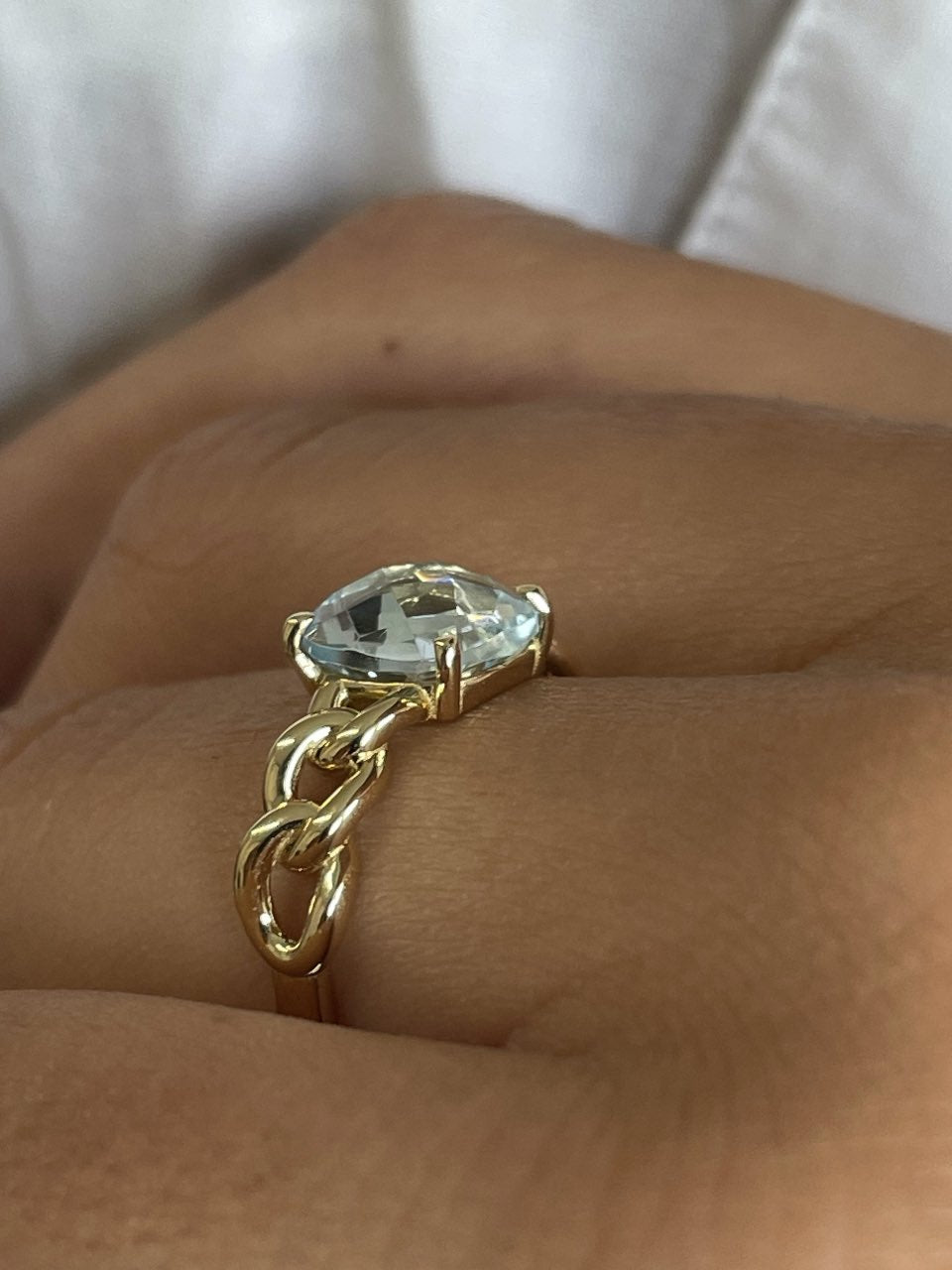 Anillo BREZO amatista o topacio azul en oro amarillo de 18 kilates