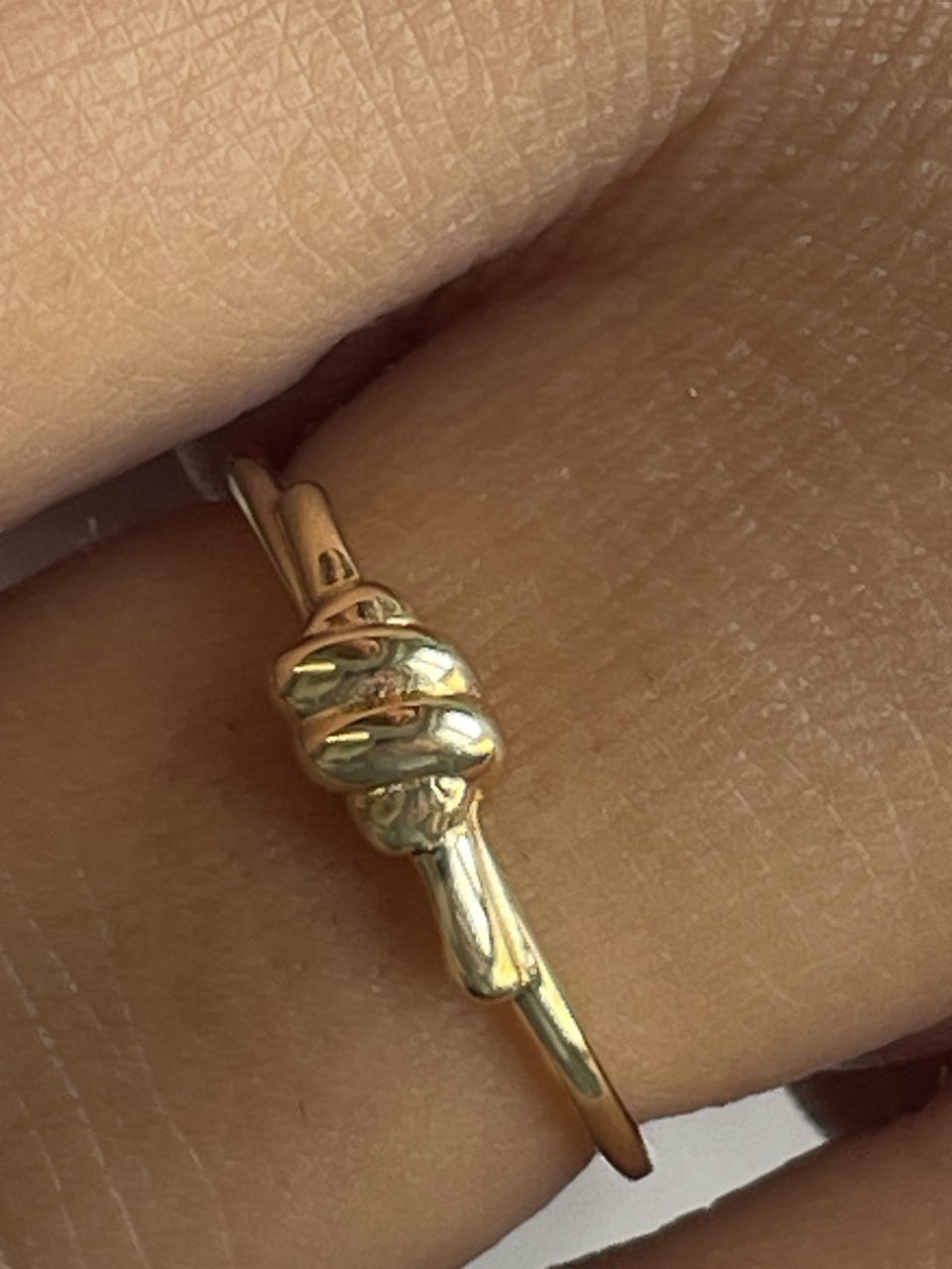 Anillo CALA diseño nudo en oro amarillo liso de 18 kilates