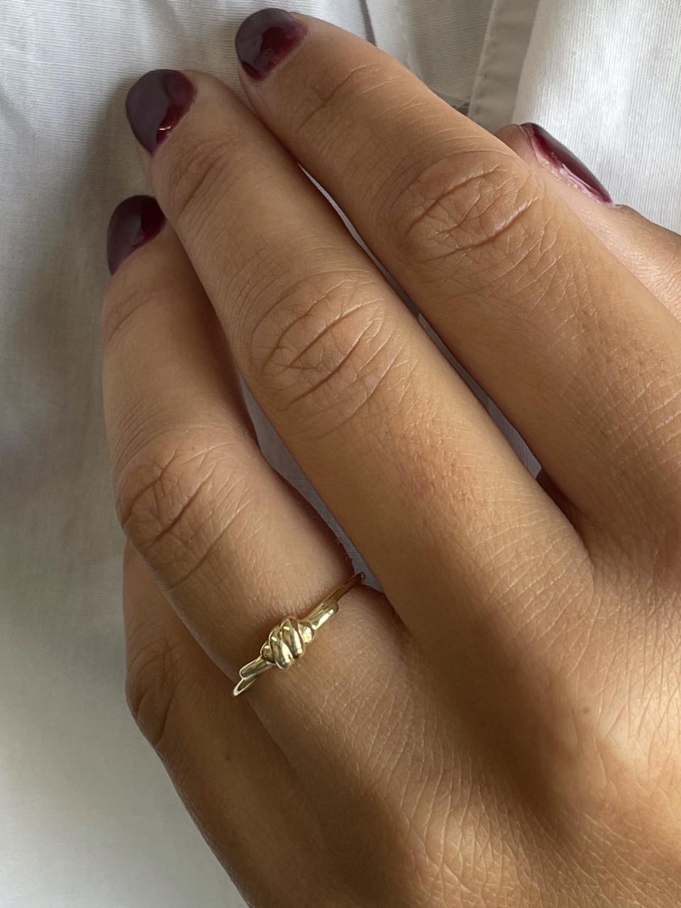 Anillo CALA diseño nudo en oro amarillo liso de 18 kilates