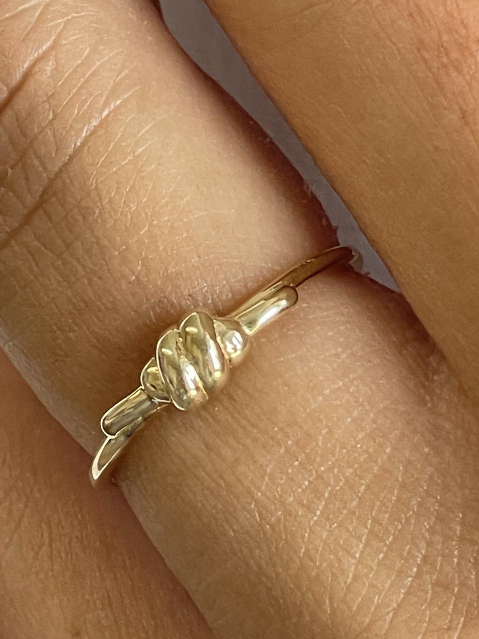 Anillo CALA diseño nudo en oro amarillo liso de 18 kilates