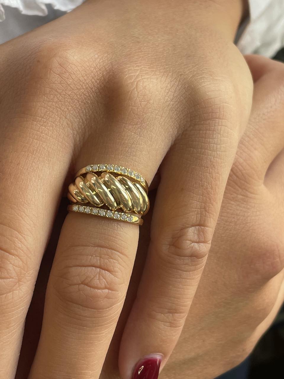 Anillo ESPIRIA alianza con circonitas en oro amarillo de 18 kilates