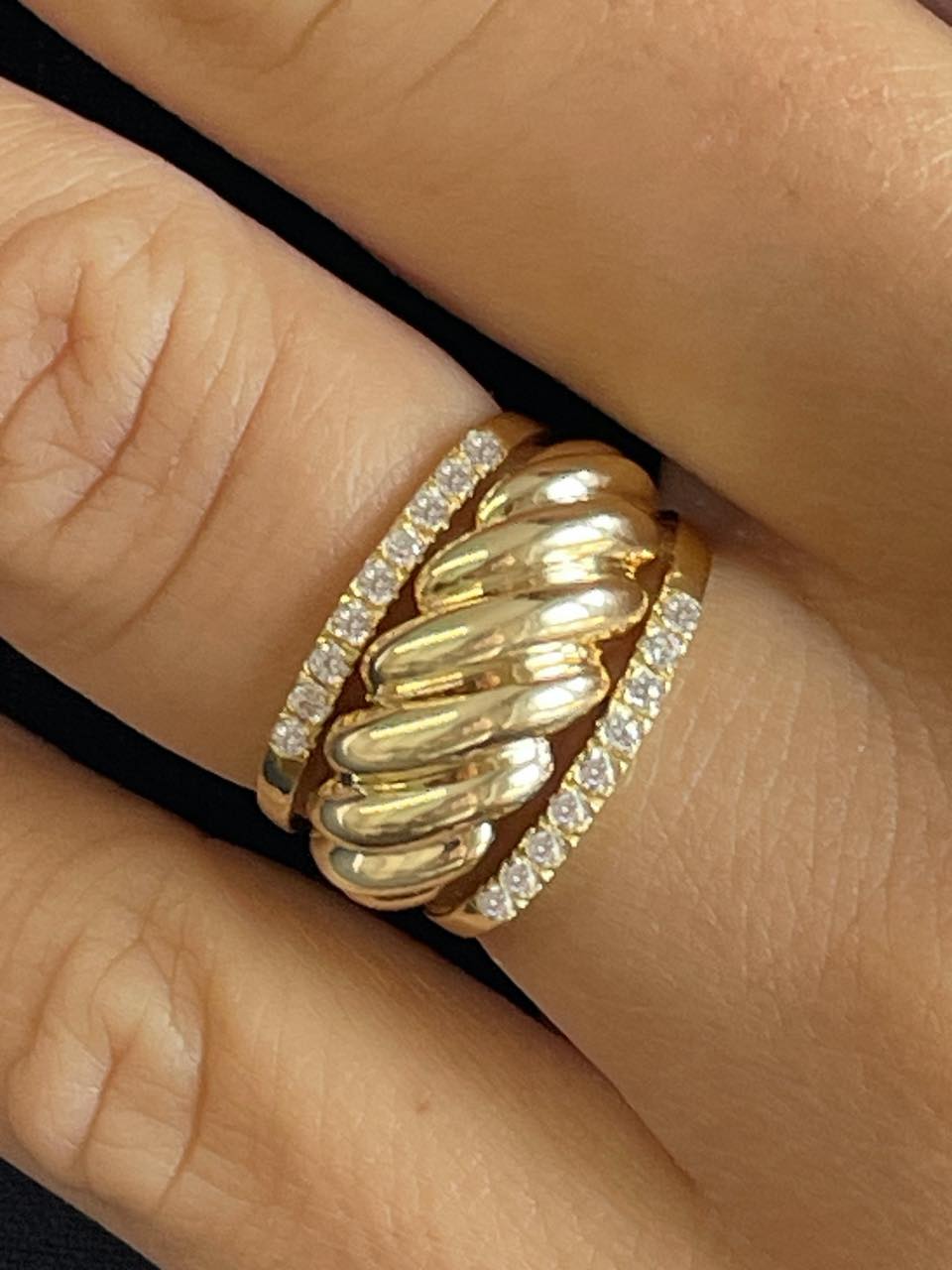 Anillo ESPIRIA alianza con circonitas en oro amarillo de 18 kilates