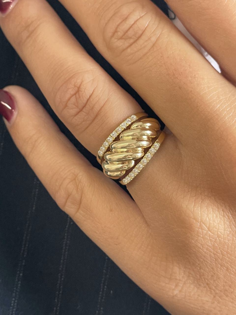 Anillo ESPIRIA alianza con circonitas en oro amarillo de 18 kilates