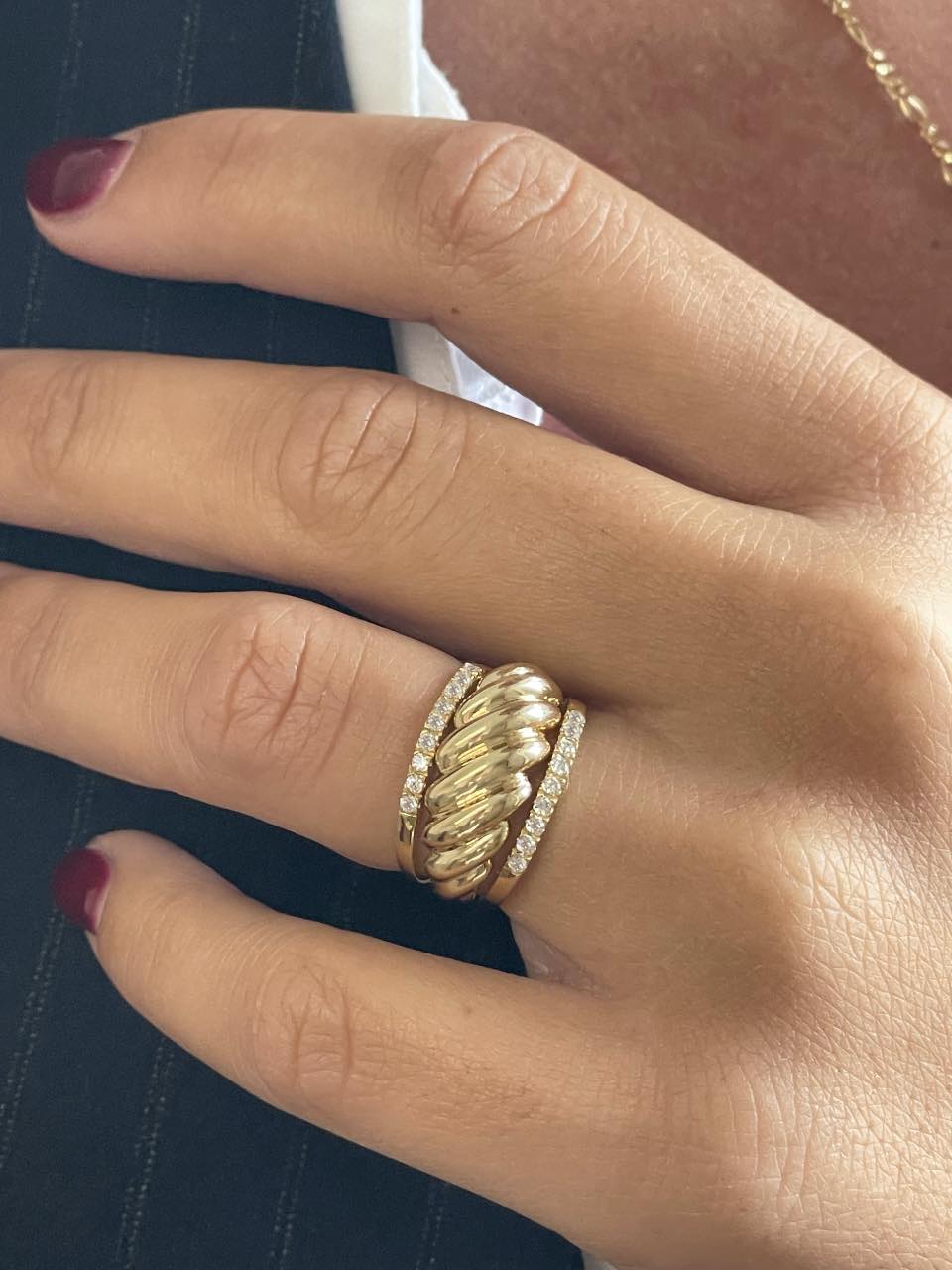 Anillo ESPIRIA alianza con circonitas en oro amarillo de 18 kilates