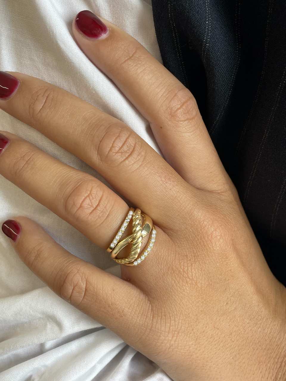 Anillo ESPIRIA alianza con circonitas en oro amarillo de 18 kilates