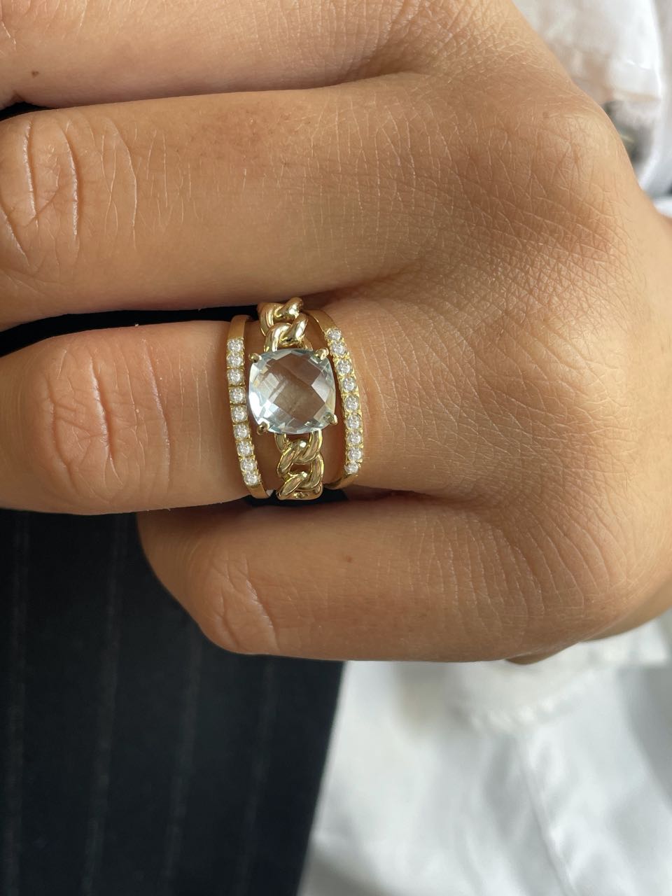 Anillo ESPIRIA alianza con circonitas en oro amarillo de 18 kilates