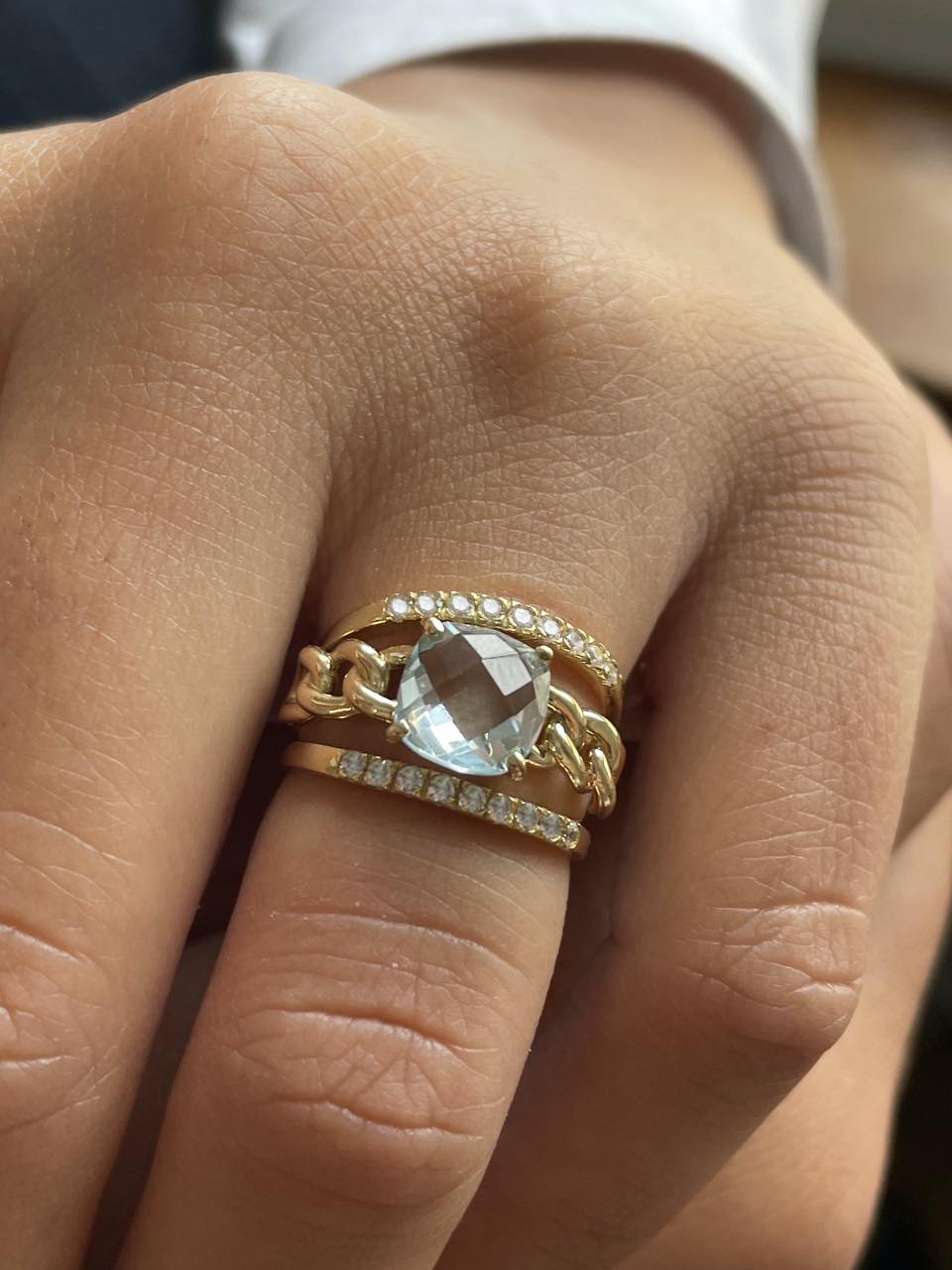 Anillo BREZO amatista o topacio azul en oro amarillo de 18 kilates