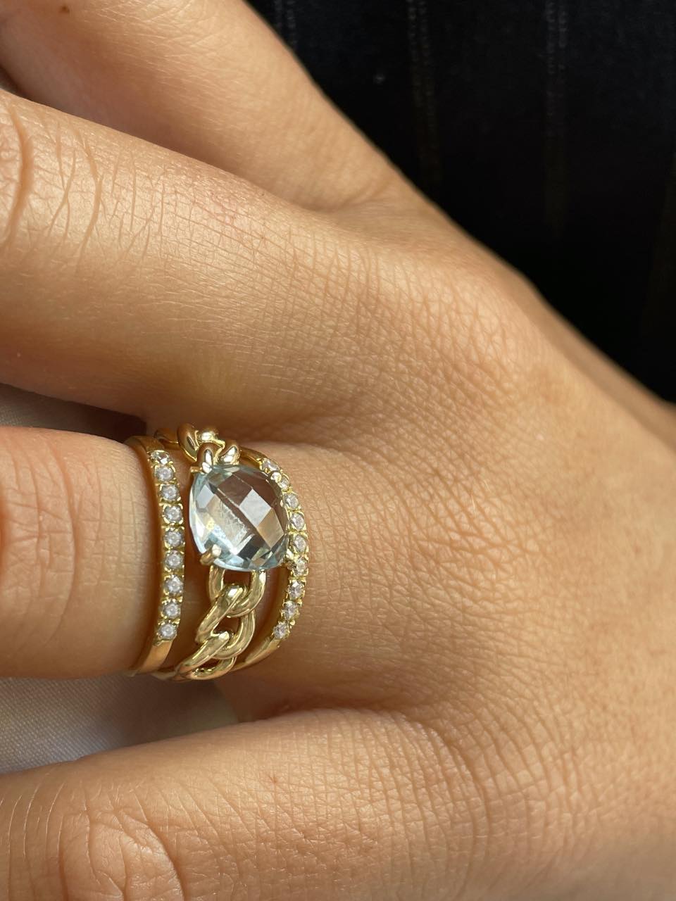 Anillo ESPIRIA alianza con circonitas en oro amarillo de 18 kilates