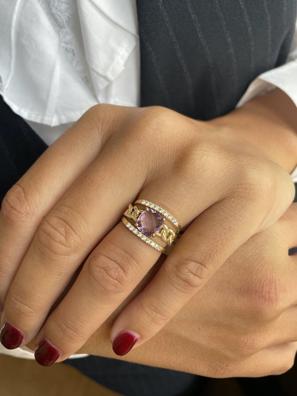 Anillo ESPIRIA alianza con circonitas en oro amarillo de 18 kilates