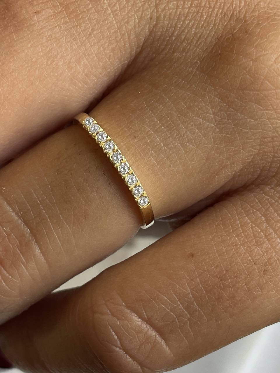 Anillo ESPIRIA alianza con circonitas en oro amarillo de 18 kilates