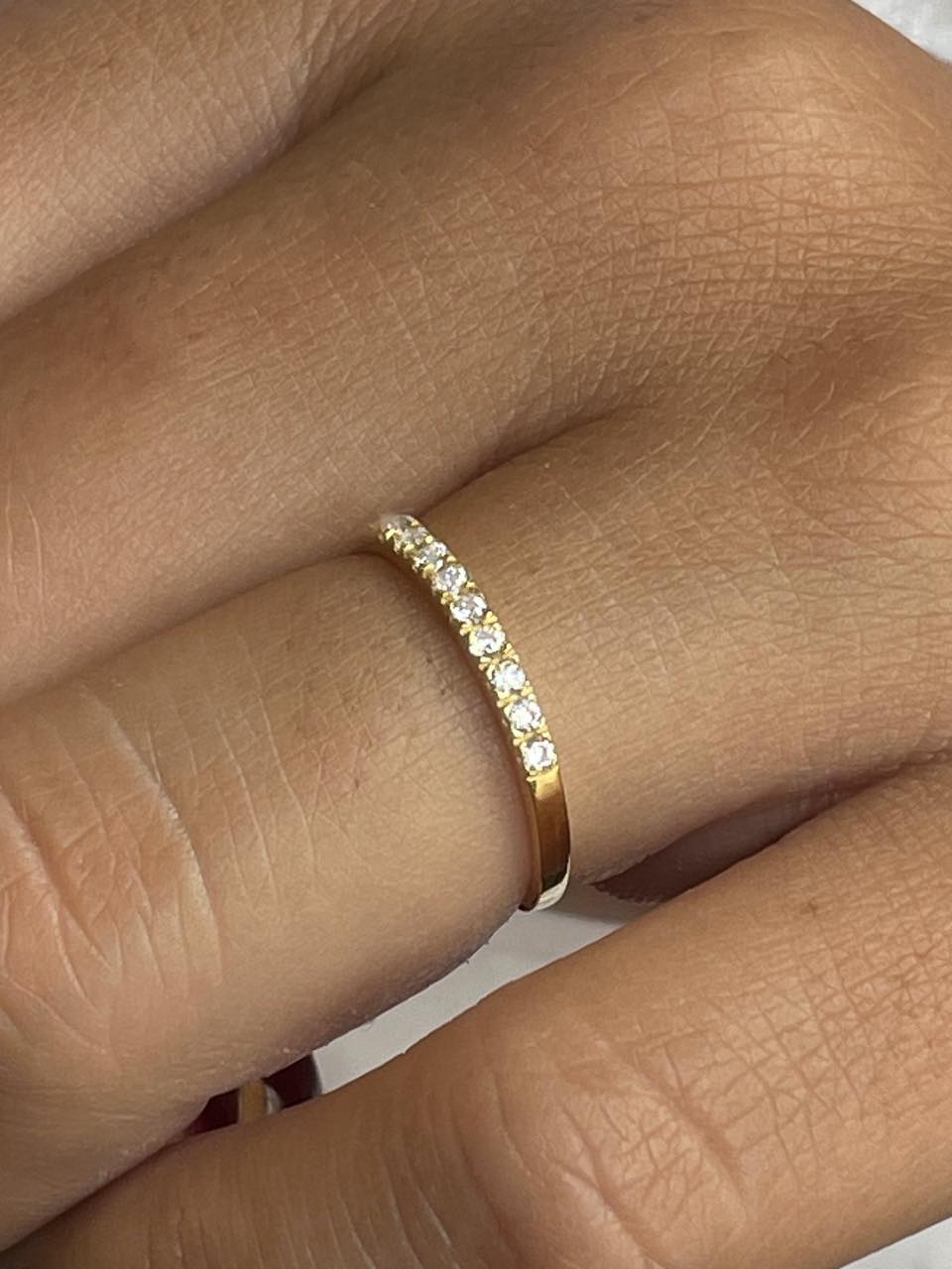 Anillo ESPIRIA alianza con circonitas en oro amarillo de 18 kilates