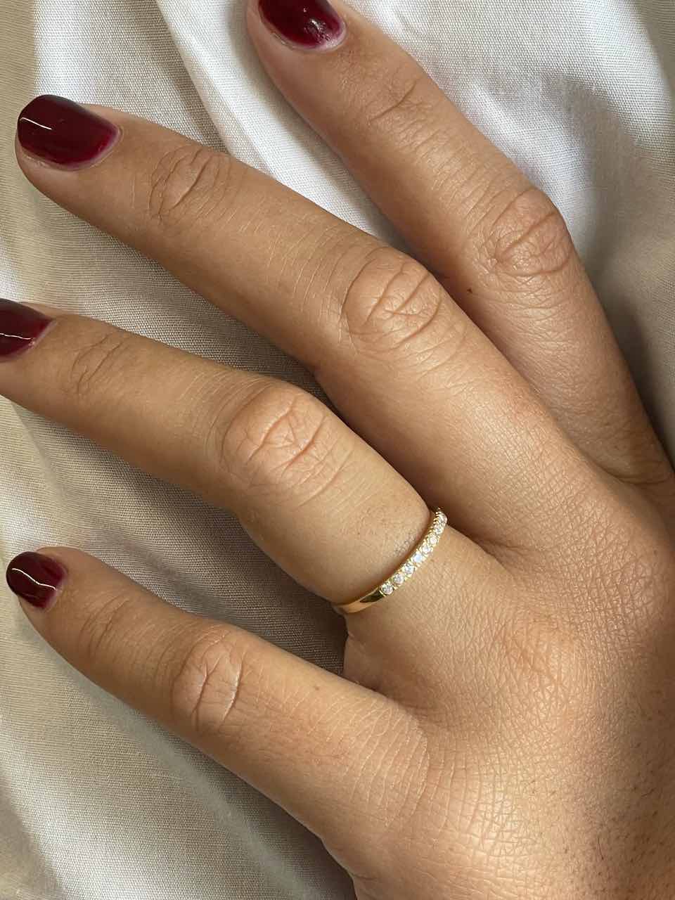 Anillo ESPIRIA alianza con circonitas en oro amarillo de 18 kilates