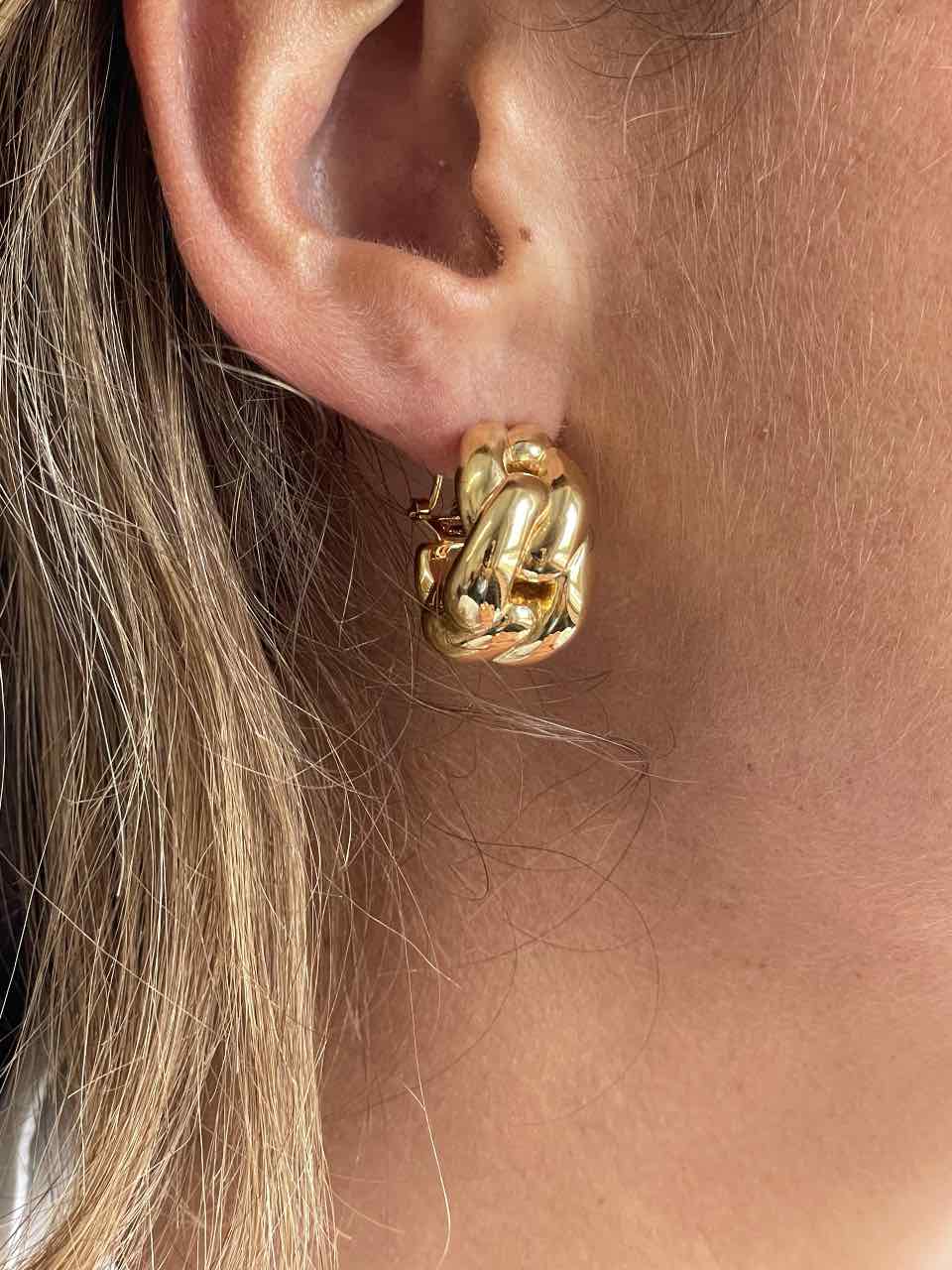 Pendiente AZAFRAN estilo barbado en oro amarillo de 18 kilates