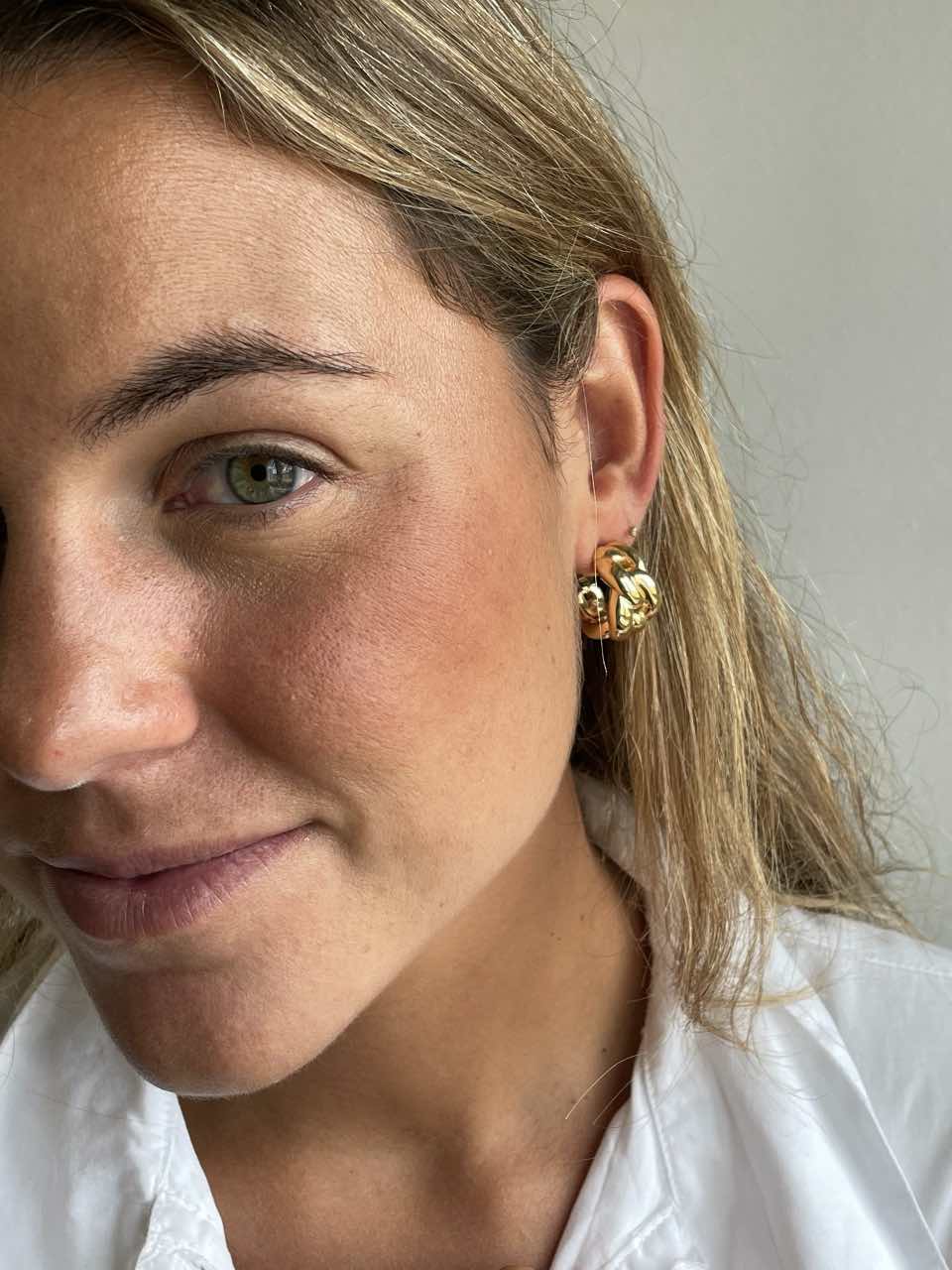 Pendiente AZAFRAN estilo barbado en oro amarillo de 18 kilates