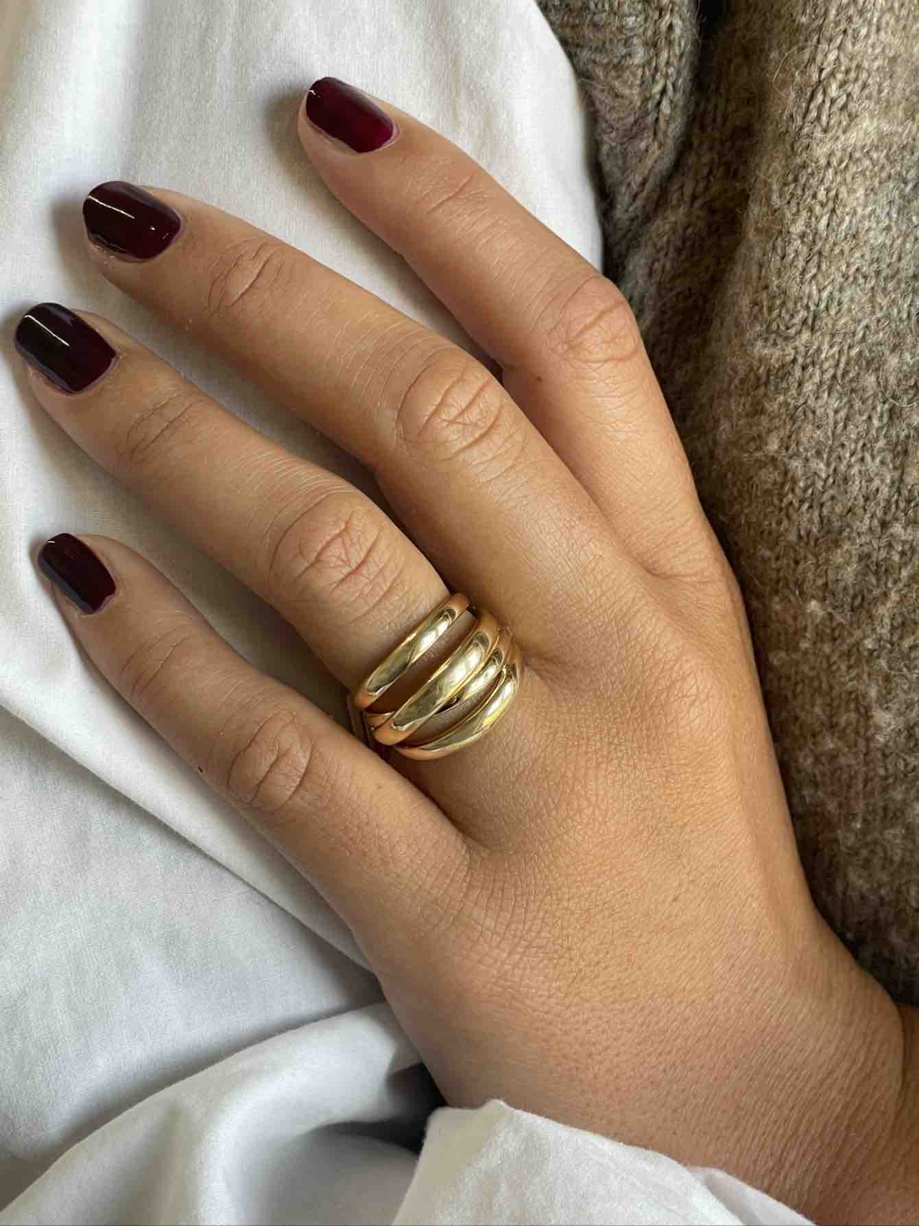 Narcissus ring with crossed bands in 18-karat yellow gold