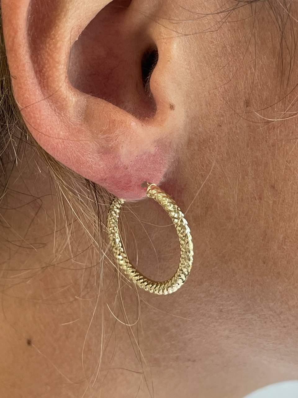 Pendiente TAURUS argollas o criollas diamantadas en oro amarillo 18 ktes