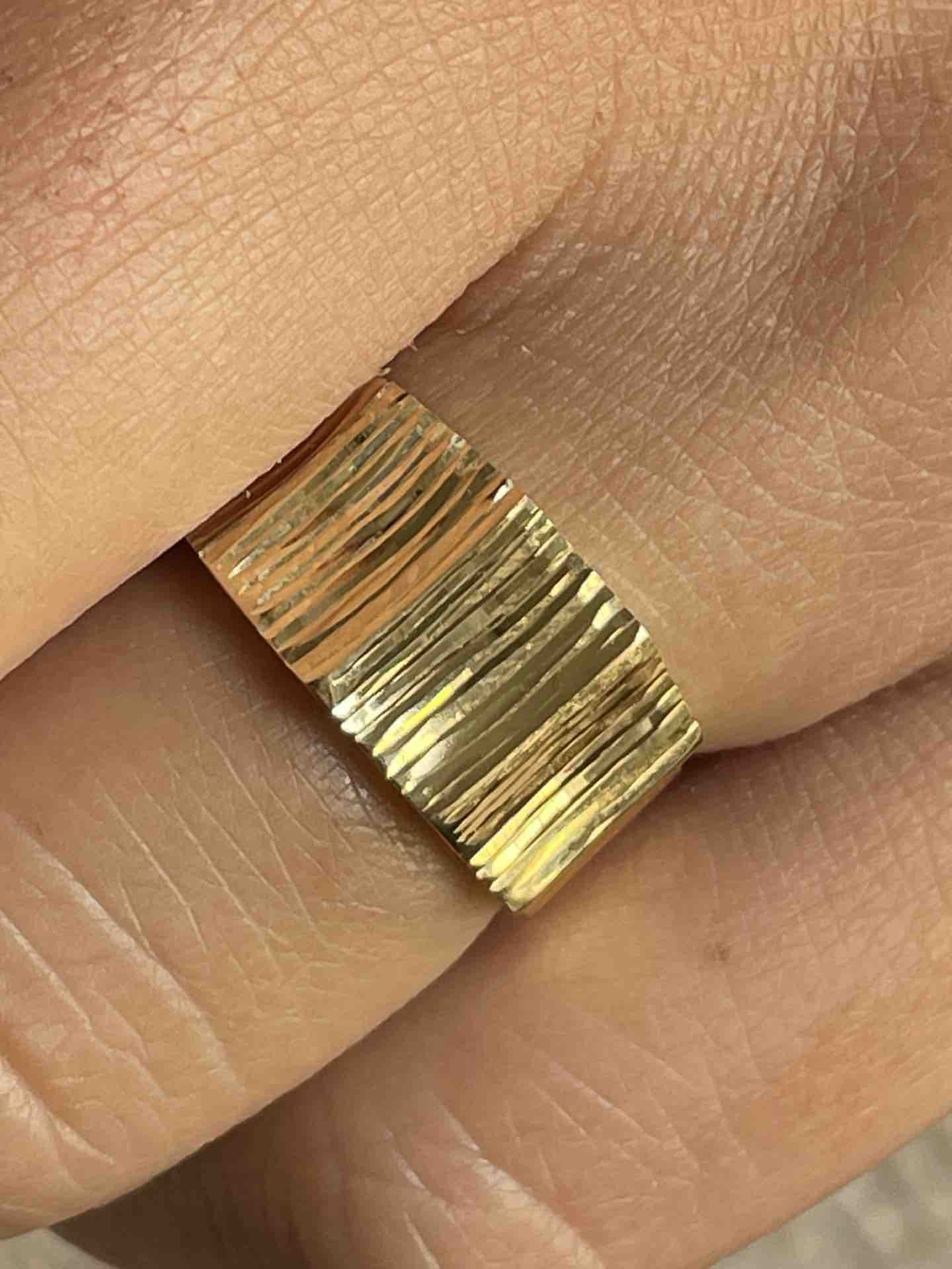 Anillo LIRIO lucido en oro amarillo de 18 kilates