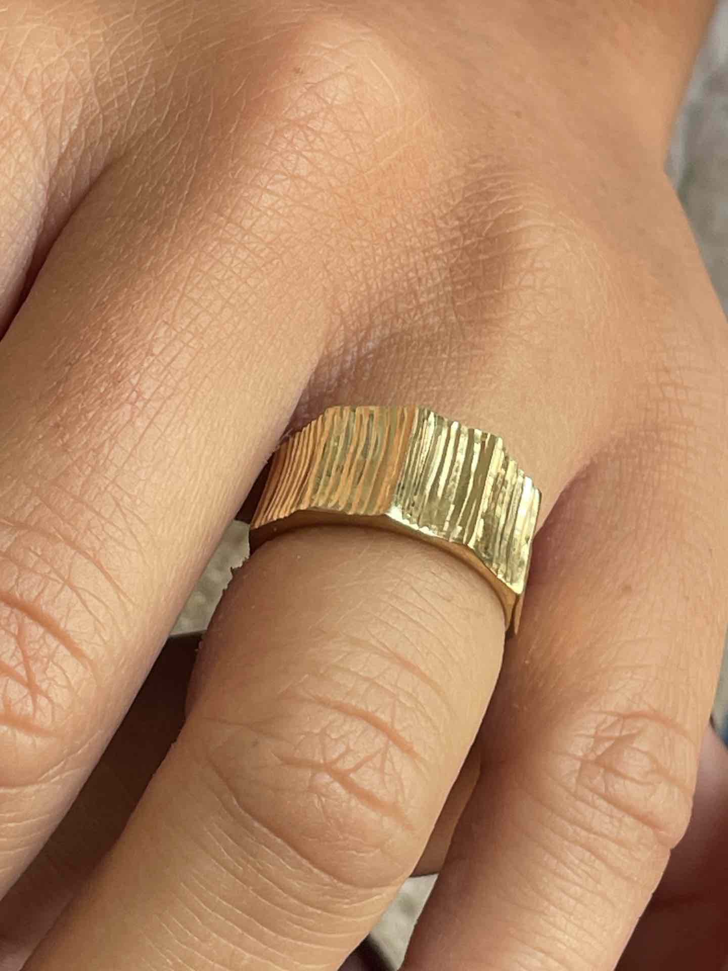 Anillo LIRIO lucido en oro amarillo de 18 kilates