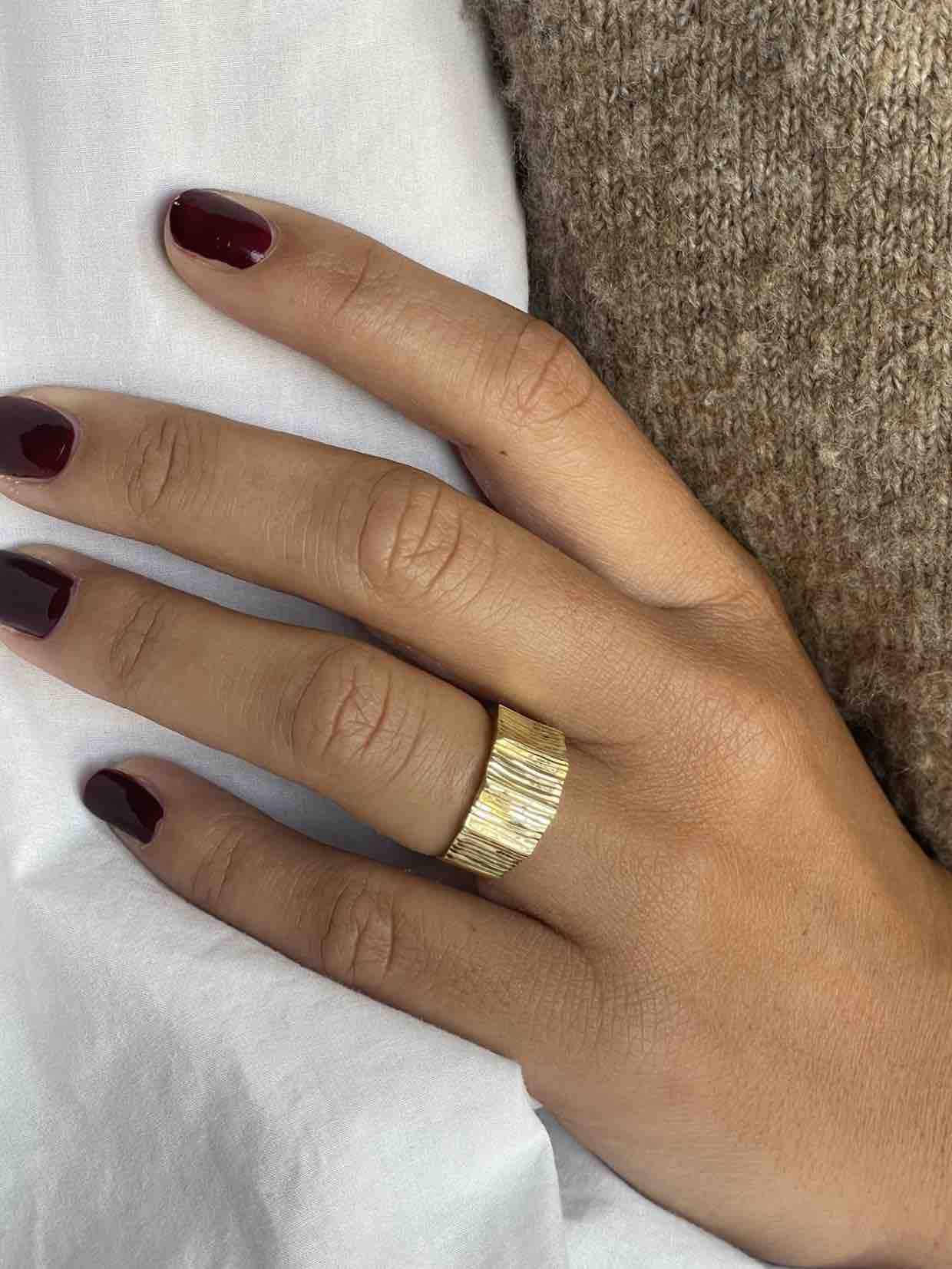 Anillo LIRIO lucido en oro amarillo de 18 kilates